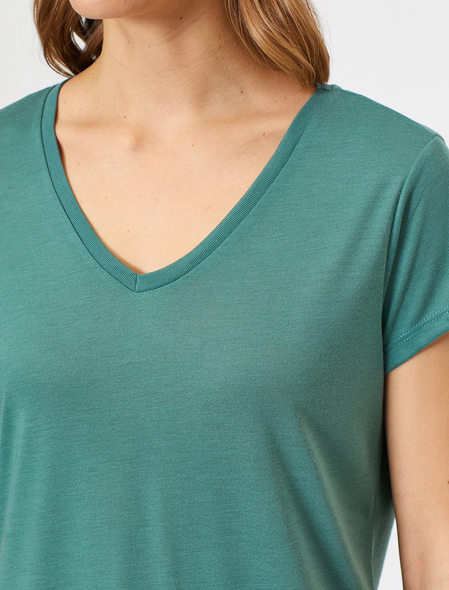   V Yaka Rahat Kalıp Basic Tişört