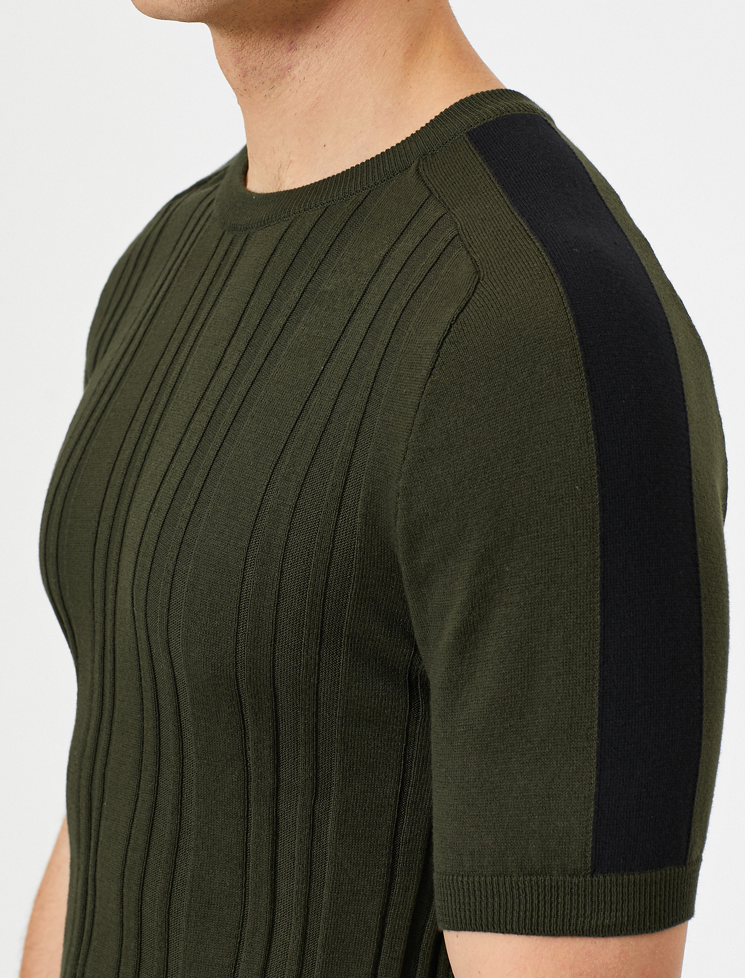   Dokulu Omzu Renk Detaylı Slim Fit Triko Tişört Kazak