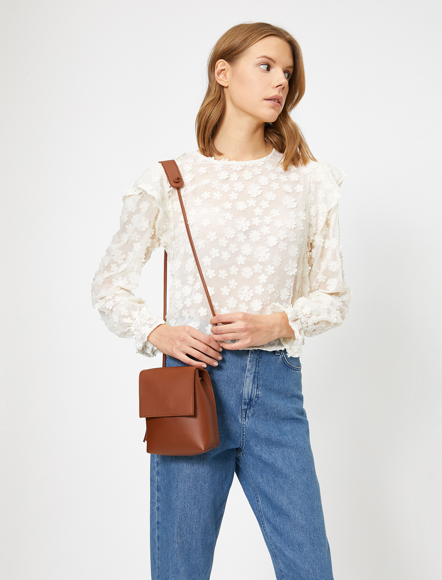   Uzun Kollu Çiçek İşlemeli Volanlı Bluz