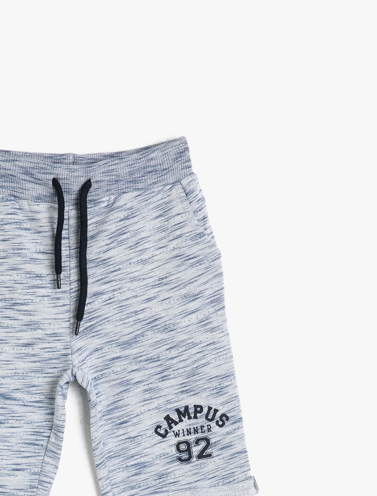  Erkek Çocuk Kırçıllı İnce Sweat Kumaşından Cepli Beli Ribanalı ve Kordonlu Baskılı Şort