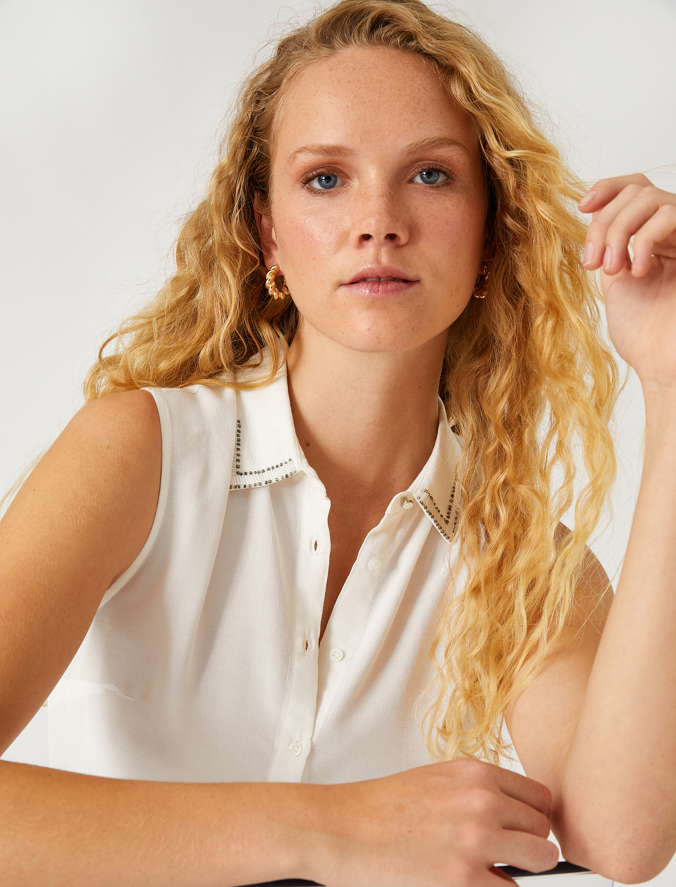   Kolsuz Gömlek Yaka Detaylı