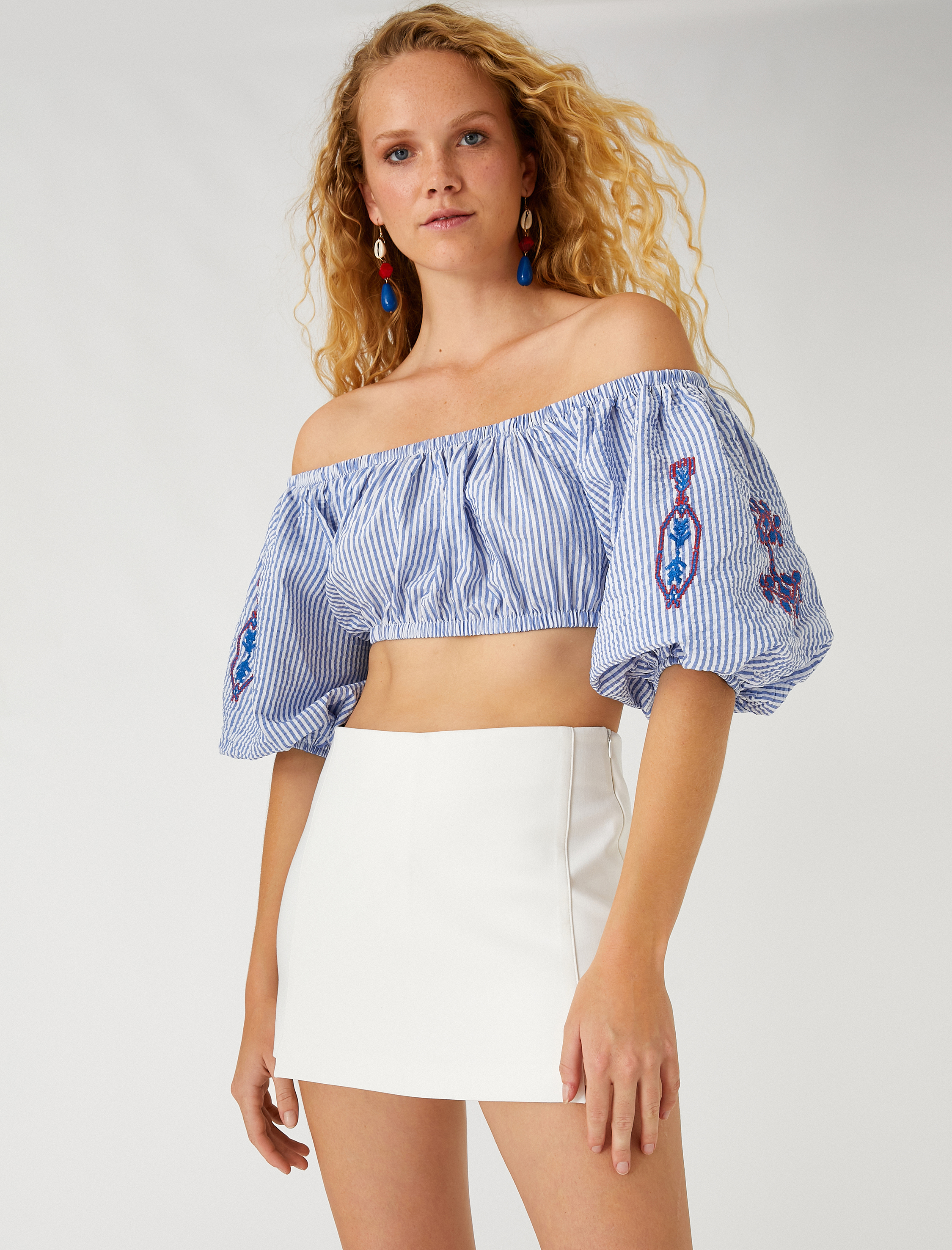   Nakışlı Crop Bluz Omzu Açık