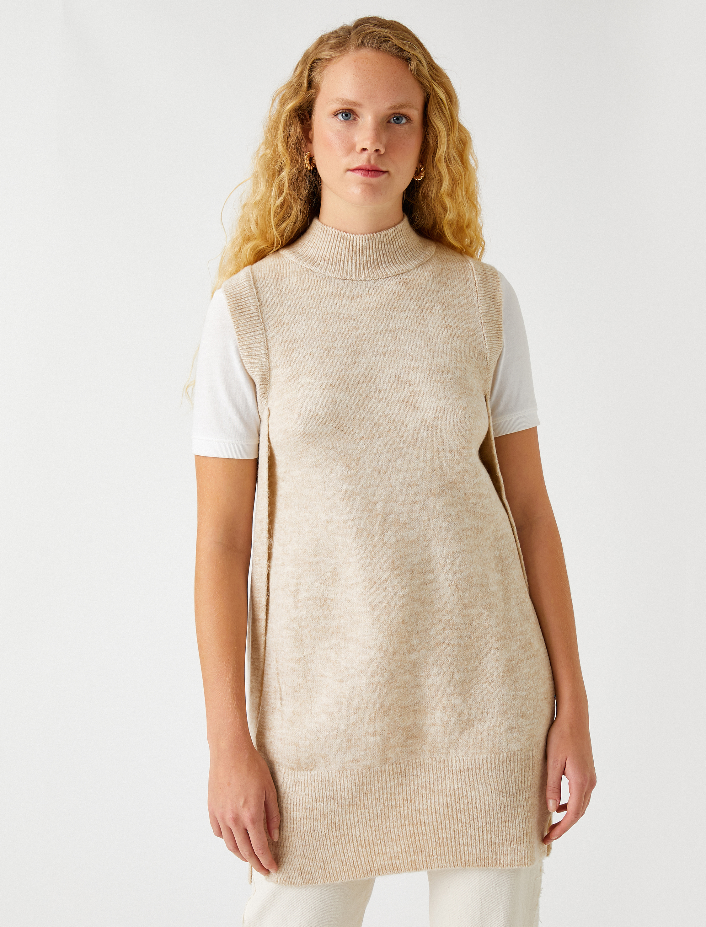   Uzun Süveter Dik Yaka Yırtmaçlı