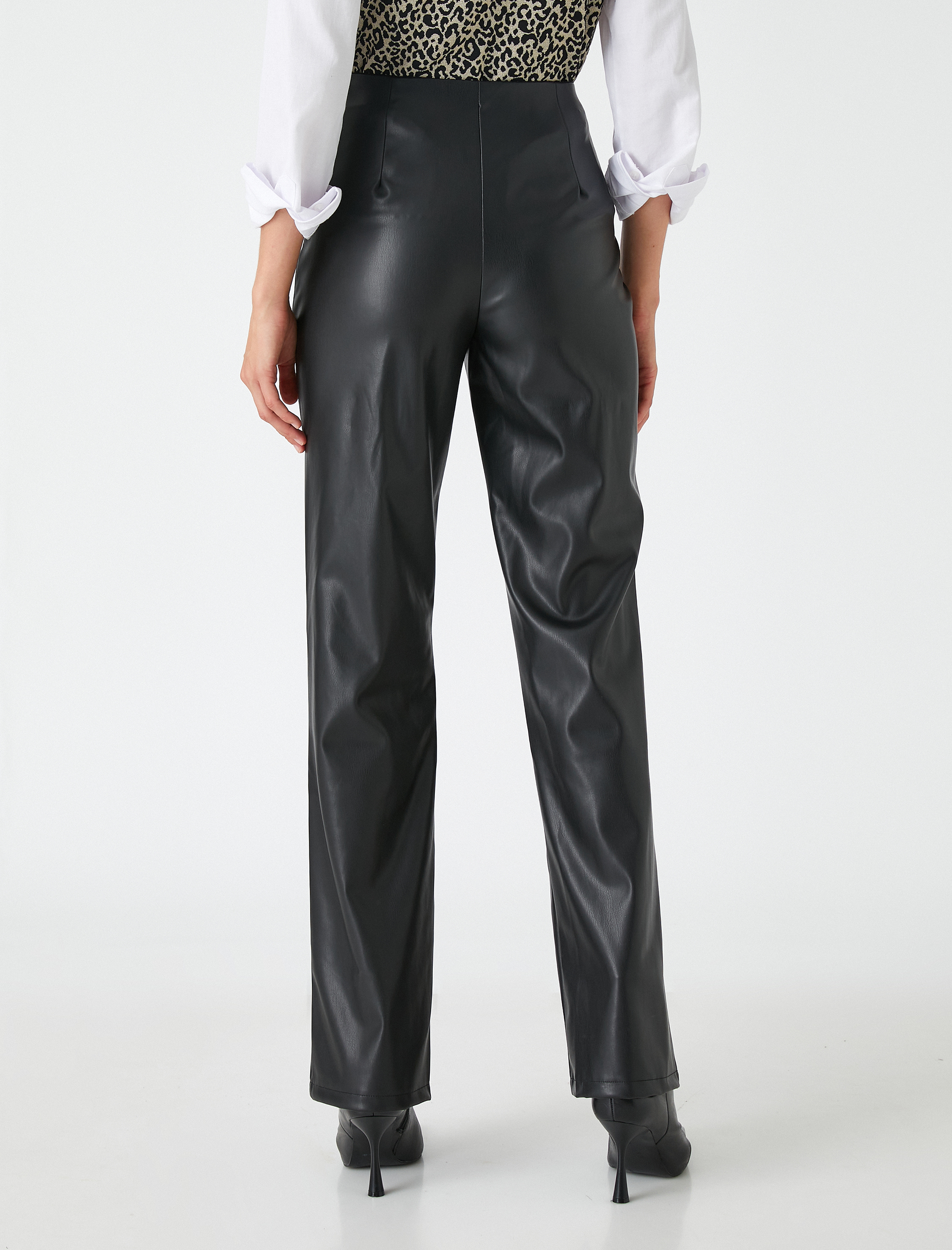   Suni Deri Pantolon Yırtmaç Detaylı