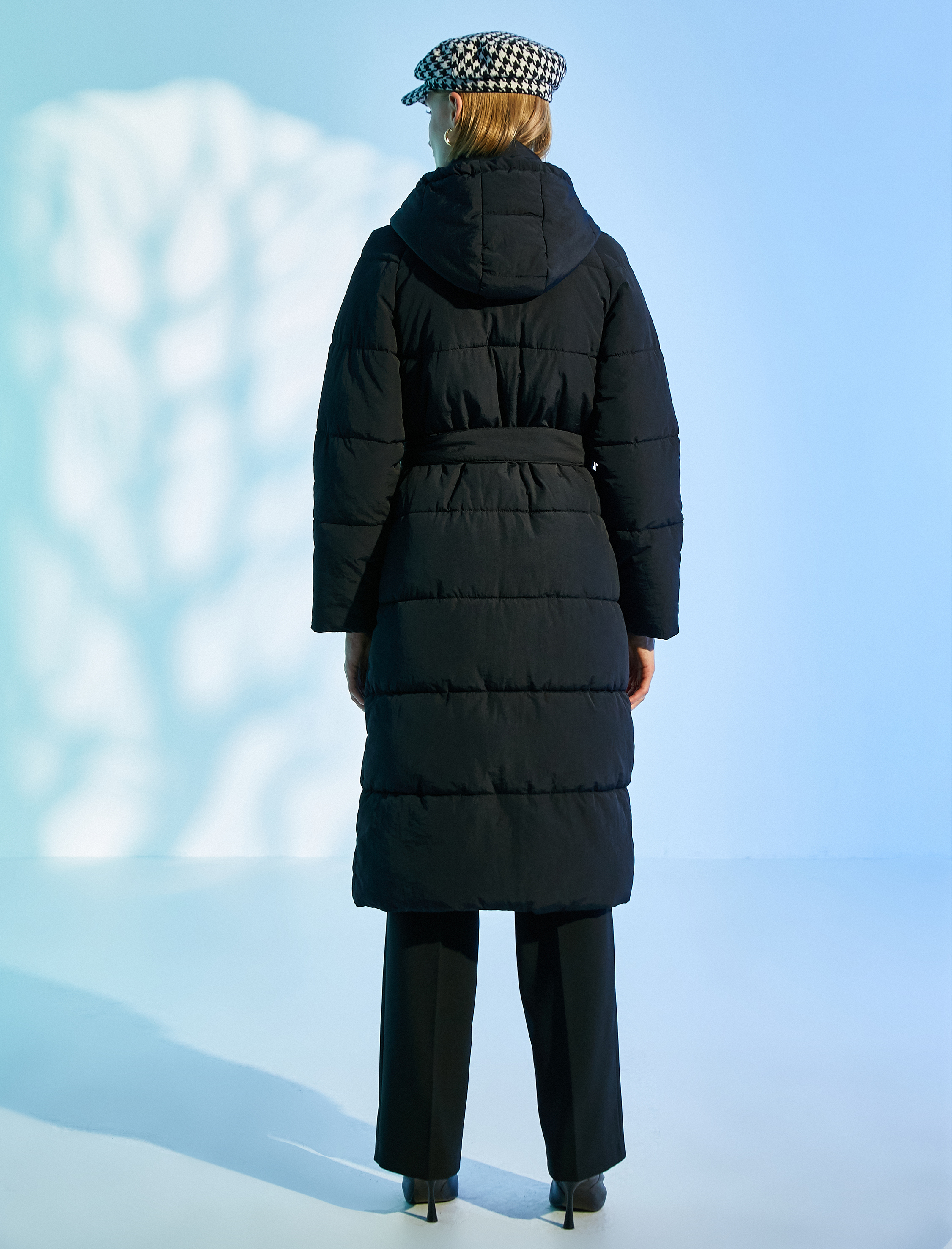   Uzun Şişme Mont Kapüşonlu Astar Detaylı