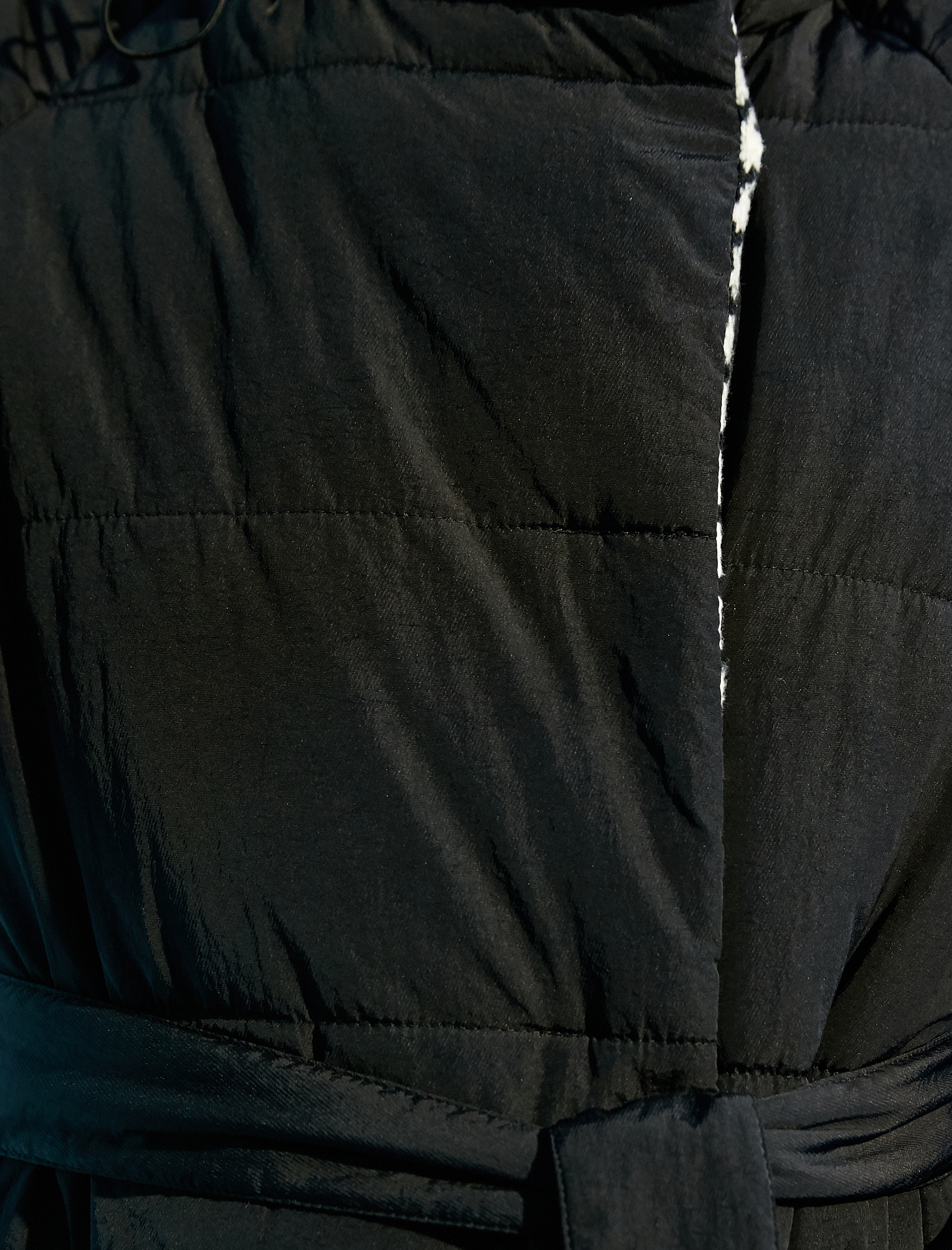   Uzun Şişme Mont Kapüşonlu Astar Detaylı