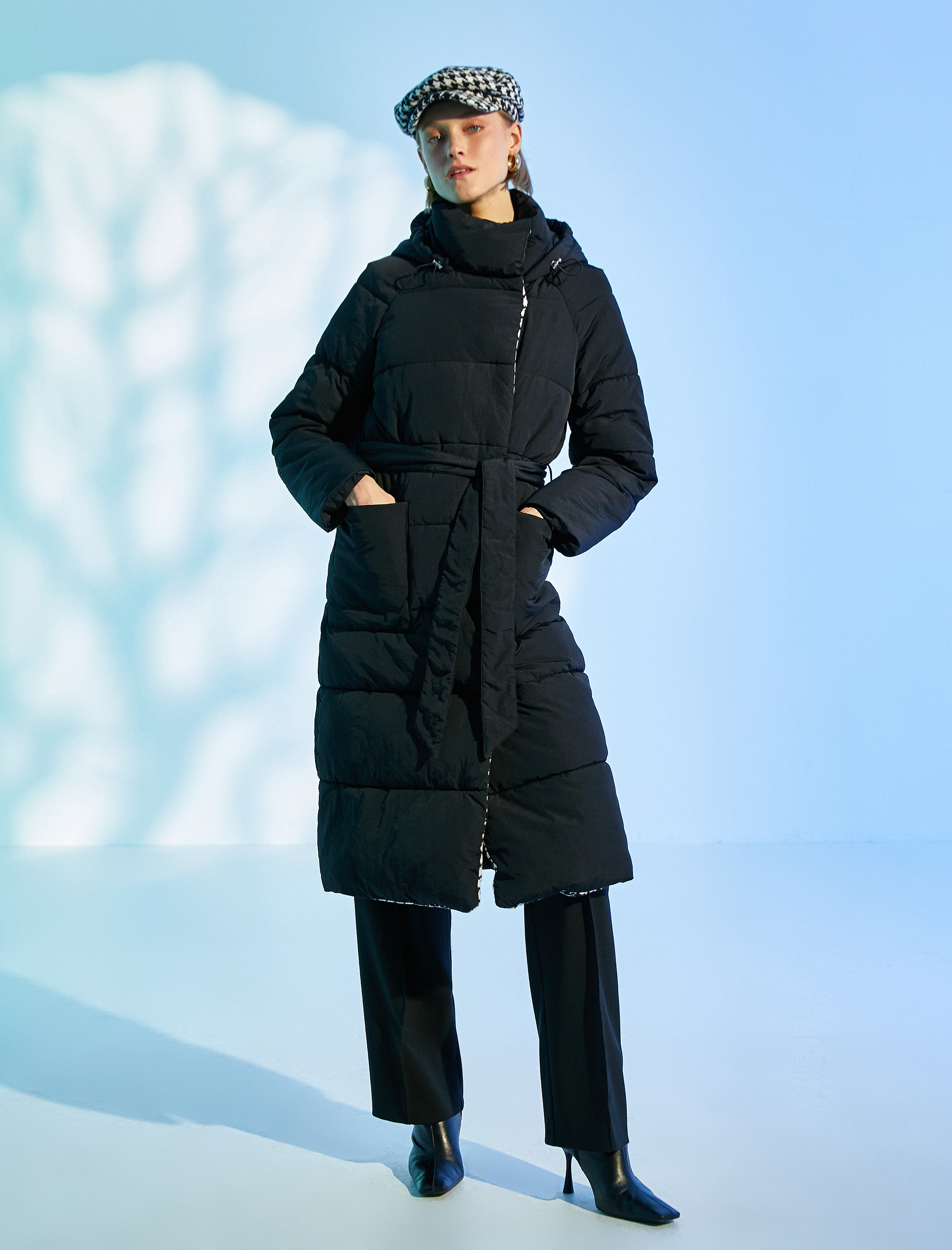   Uzun Şişme Mont Kapüşonlu Astar Detaylı