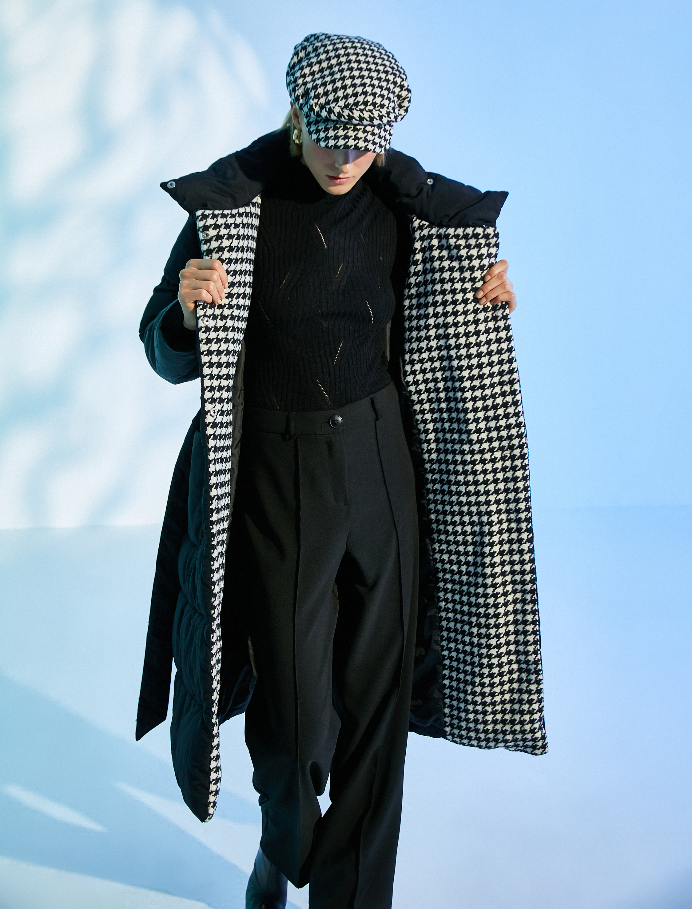   Uzun Şişme Mont Kapüşonlu Astar Detaylı