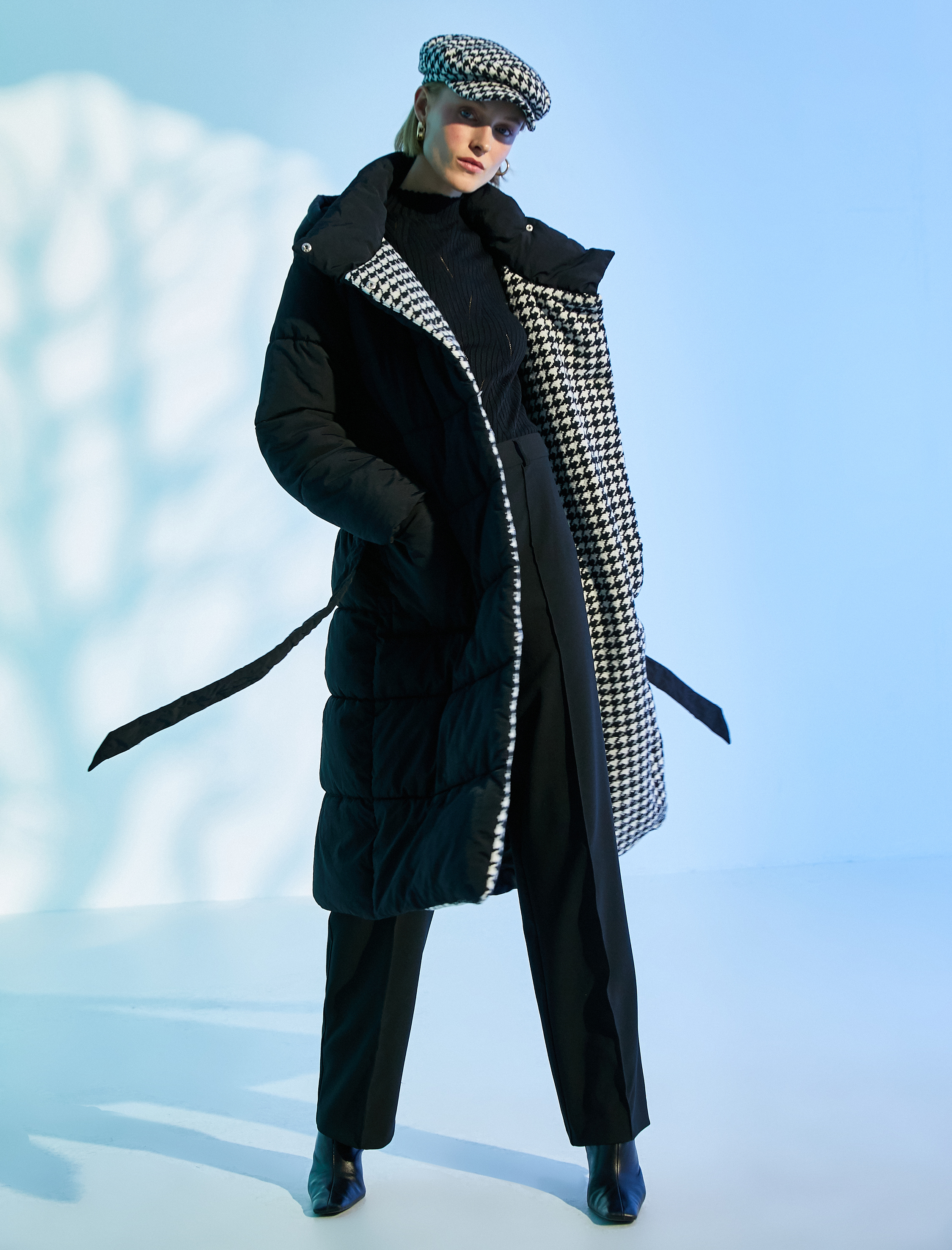   Uzun Şişme Mont Kapüşonlu Astar Detaylı