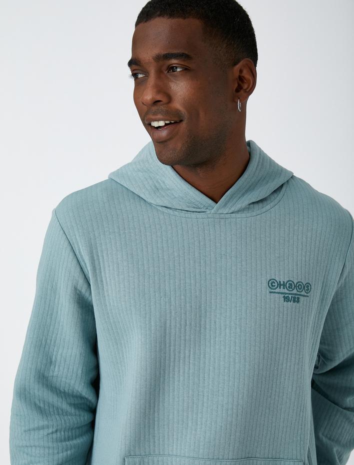  Slogan Baskılı Kapşonlu Sweatshirt Cep Detaylı