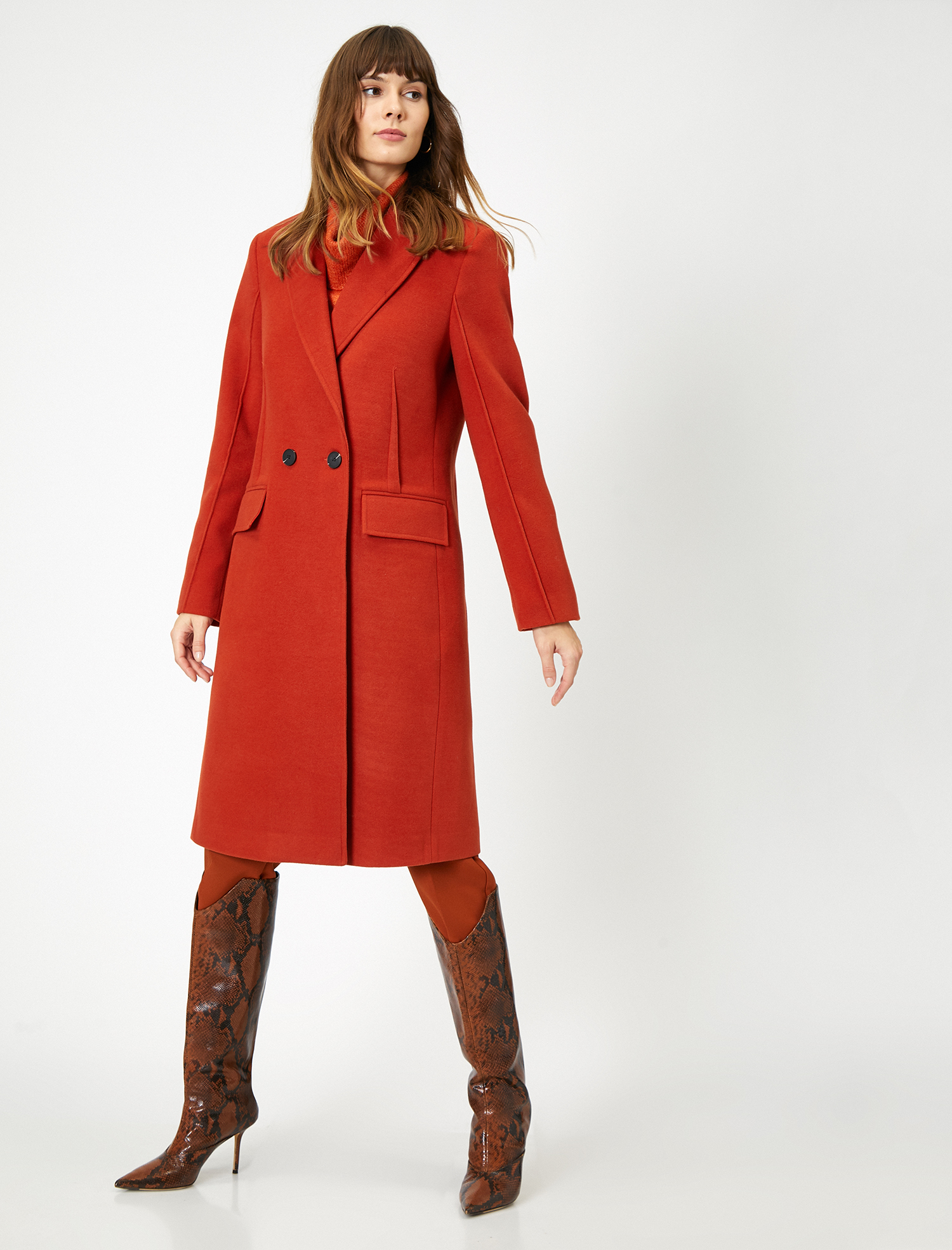   Düğme Detaylı Kaban