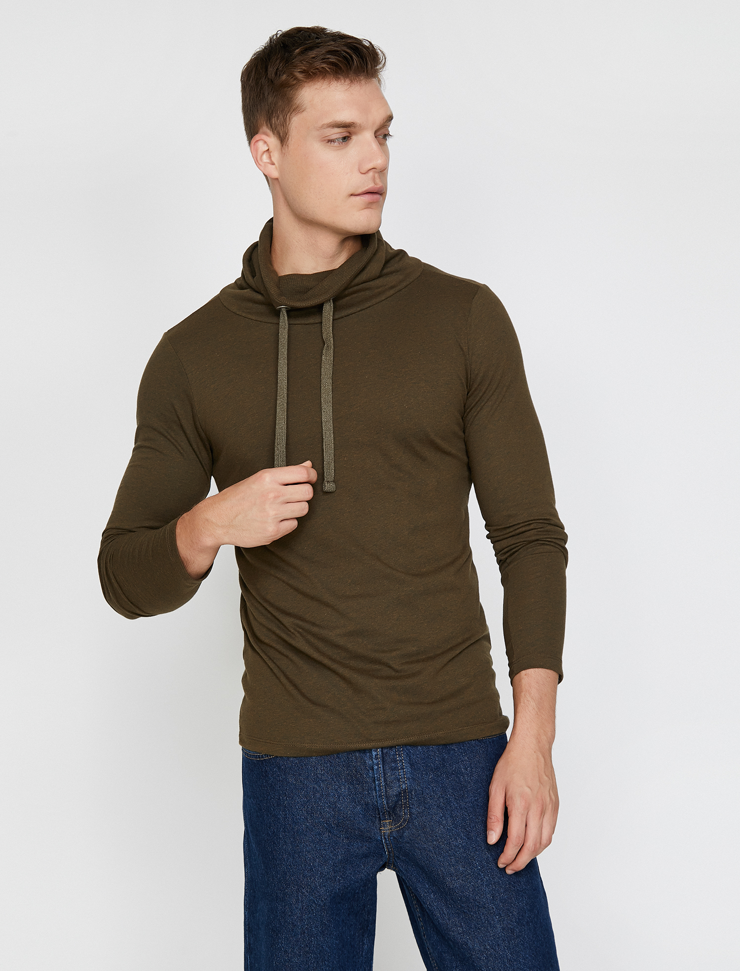   Yüksek Yaka Tişört