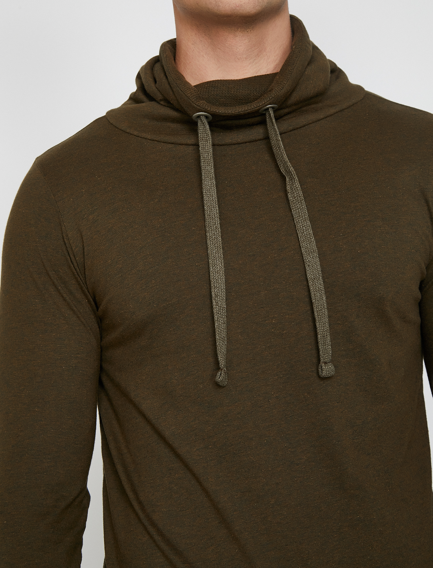   Yüksek Yaka Tişört