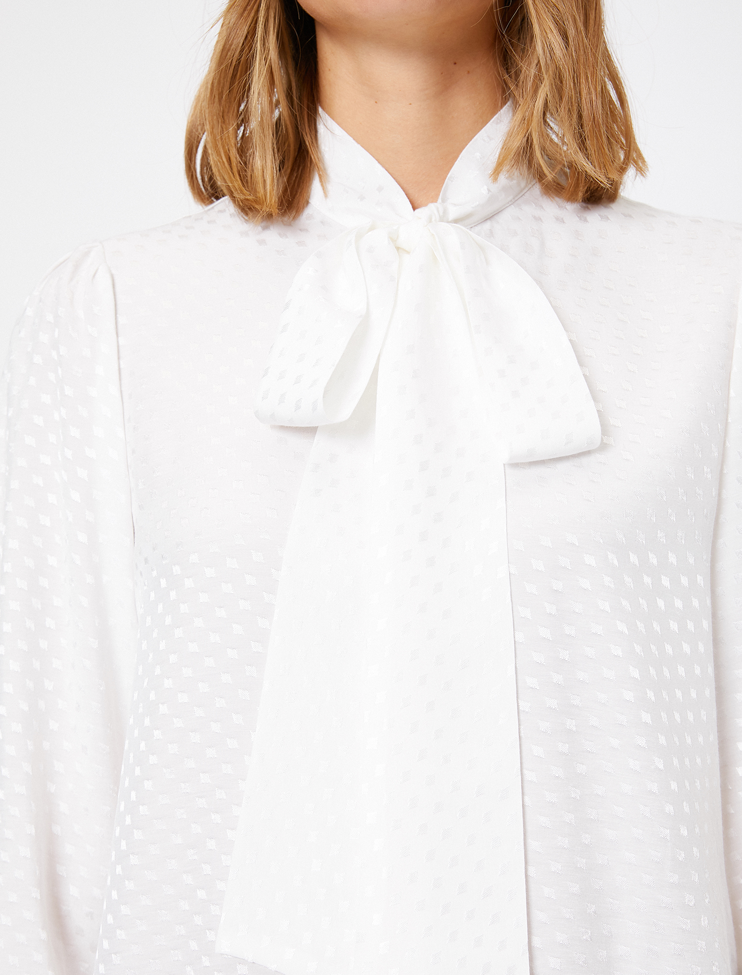   Fular Detaylı Uzun Kollu Gömlek