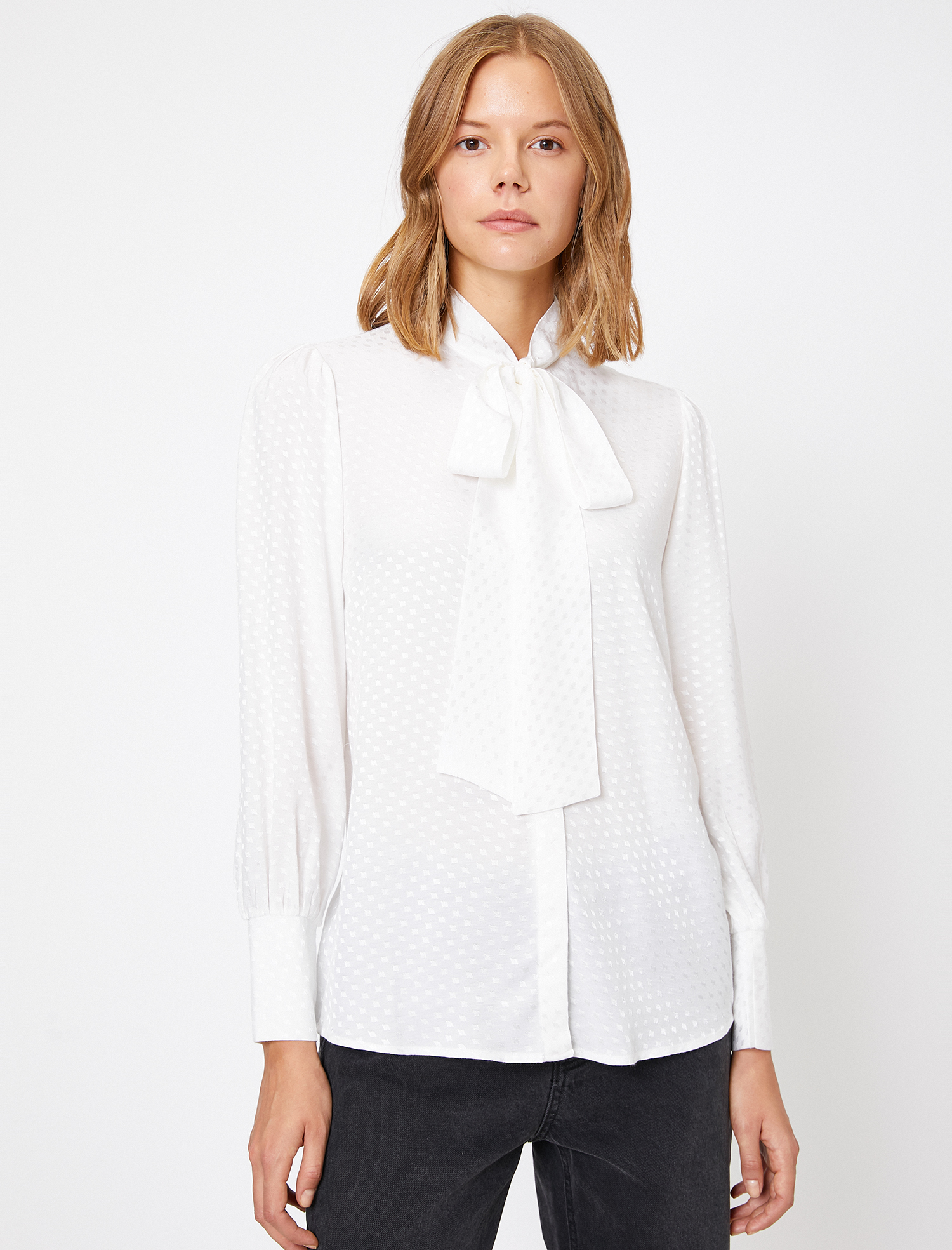   Fular Detaylı Uzun Kollu Gömlek