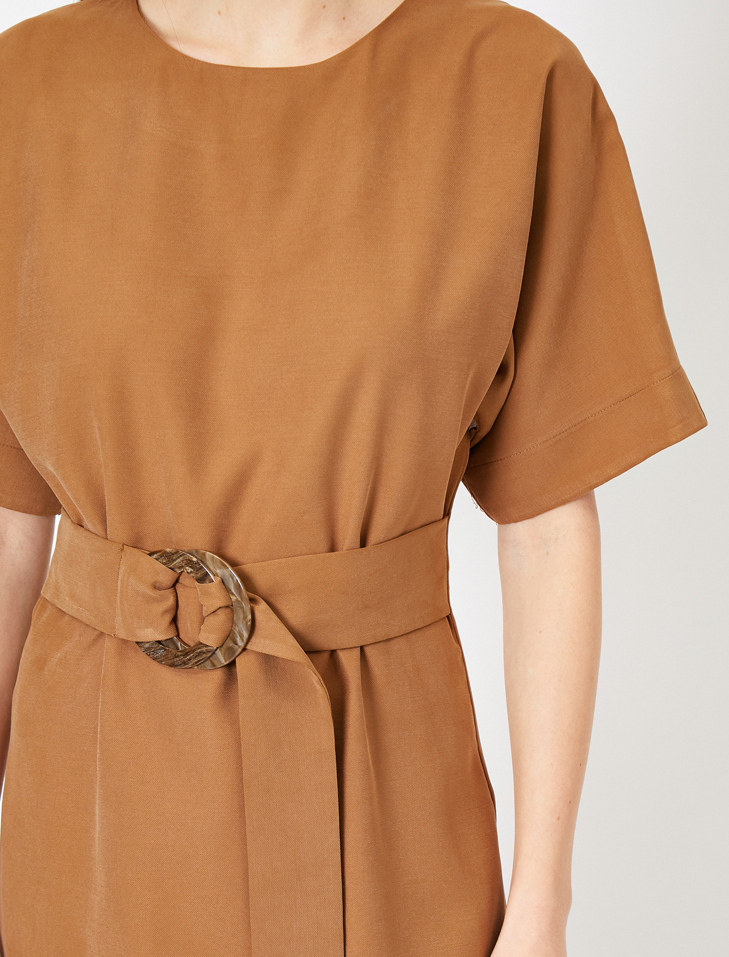   Kemer Detaylı Elbise