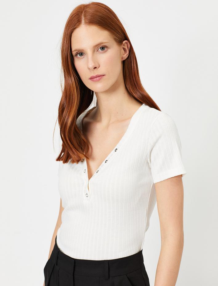  Çıtçıt Detaylı V Yaka Tişört