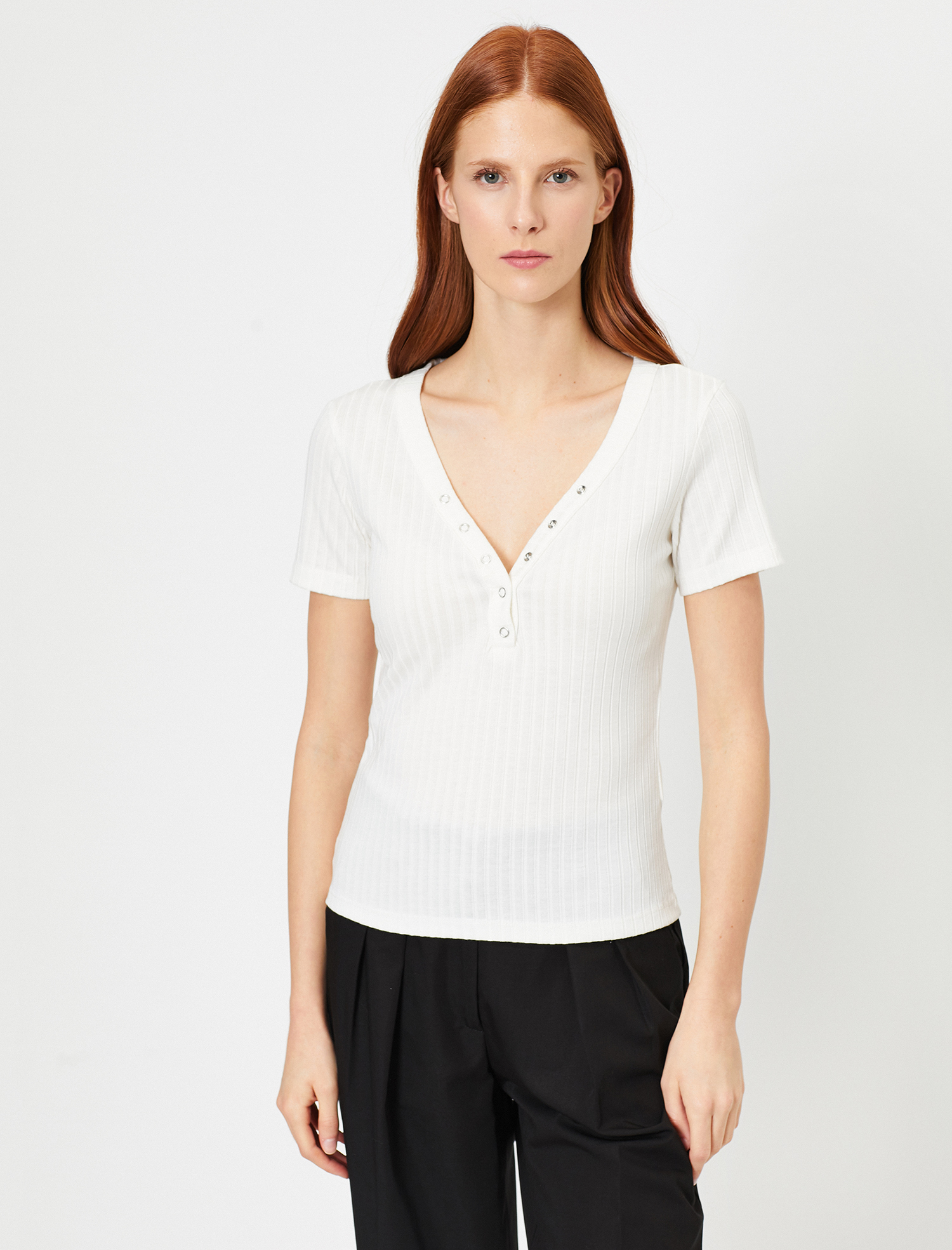   Çıtçıt Detaylı V Yaka Tişört