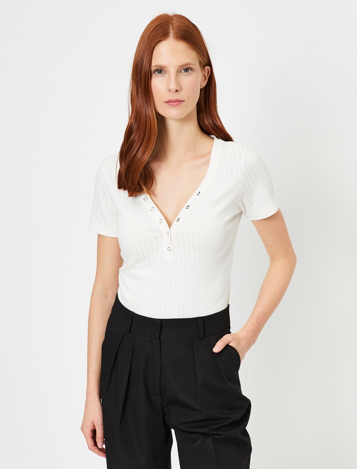  Çıtçıt Detaylı V Yaka Tişört