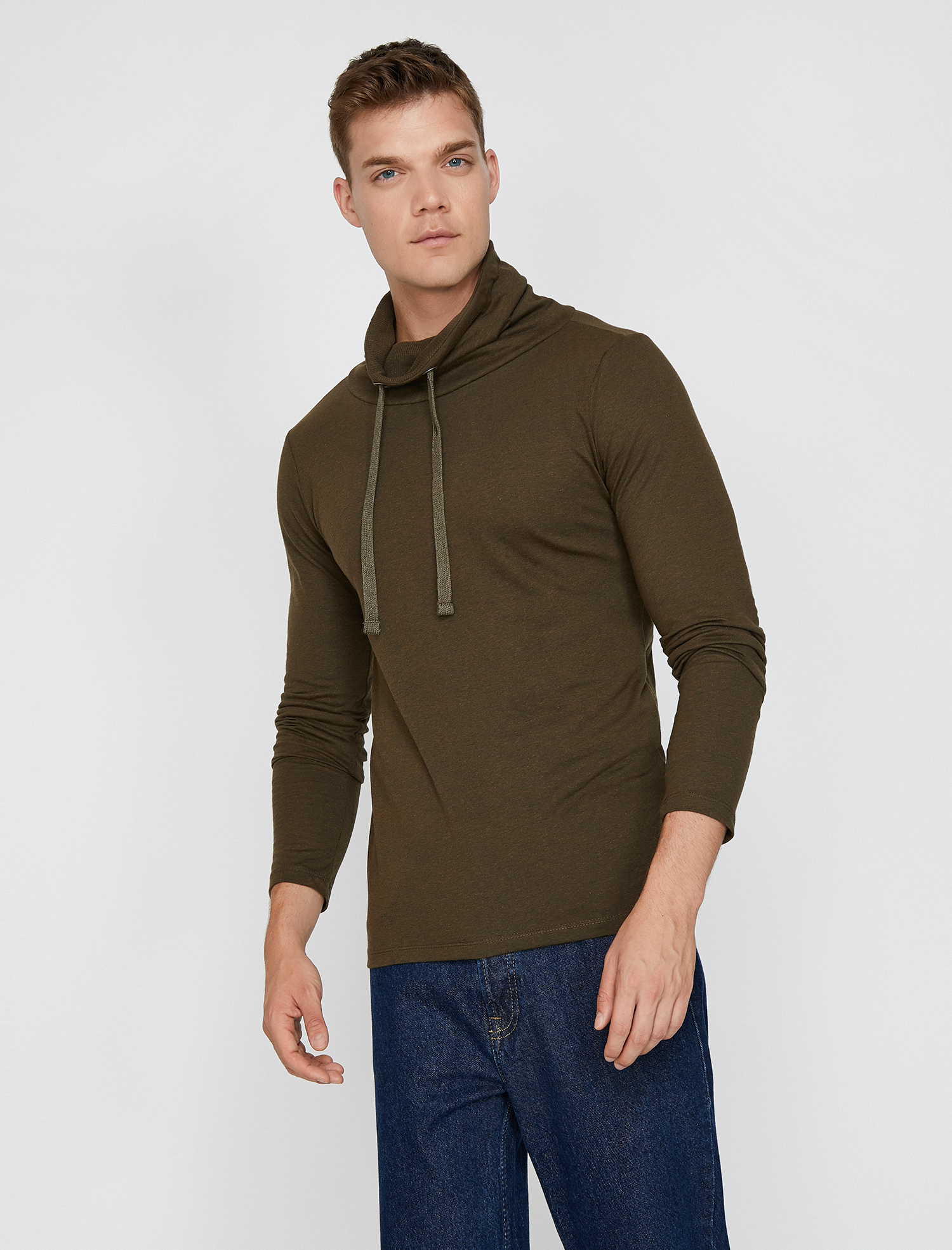   Yüksek Yaka Tişört