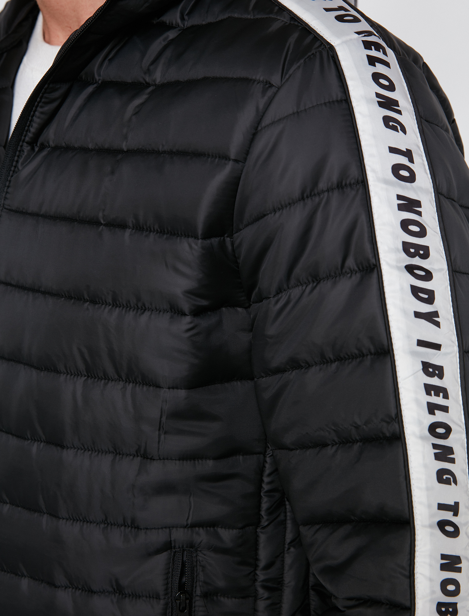   Kapüşonlu Ceplli Baskılı Şişme Mont