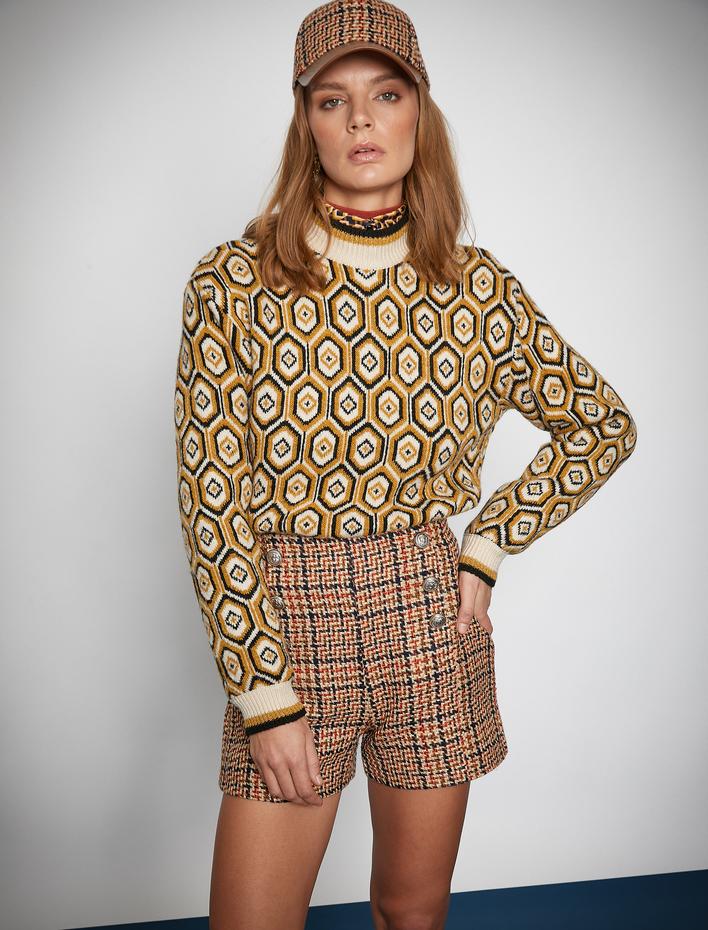  Melis Ağazat X Koton - Desenli Dik Yaka Triko Kazak