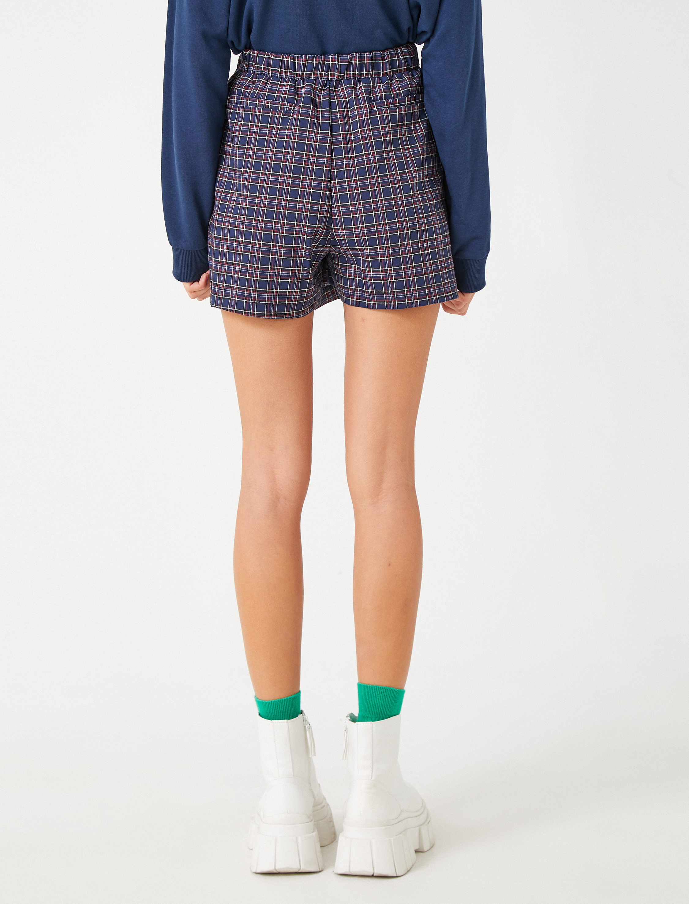   Mini Şort Etek Bağlama Detaylı