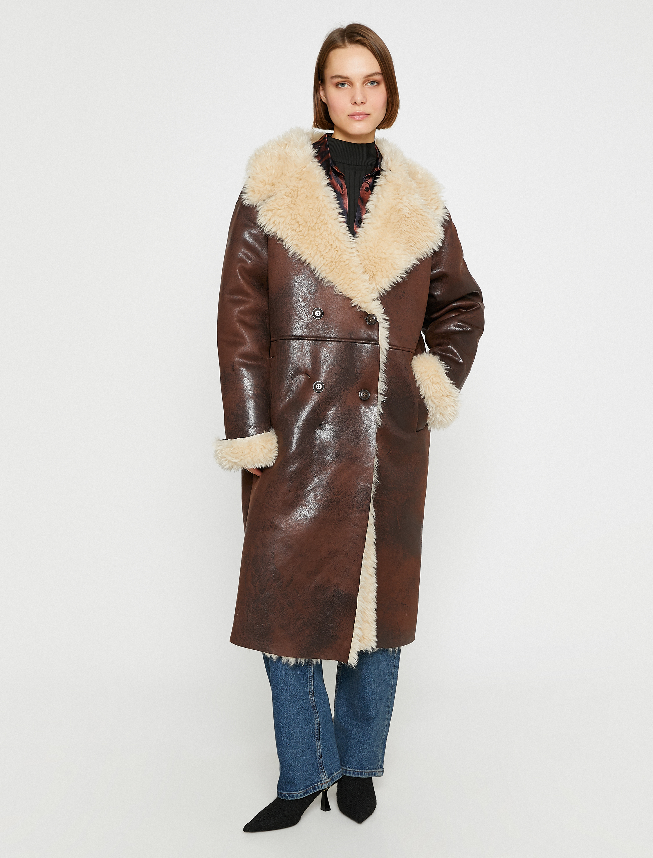   Deri Görünümlü Peluş Detaylı Kaban