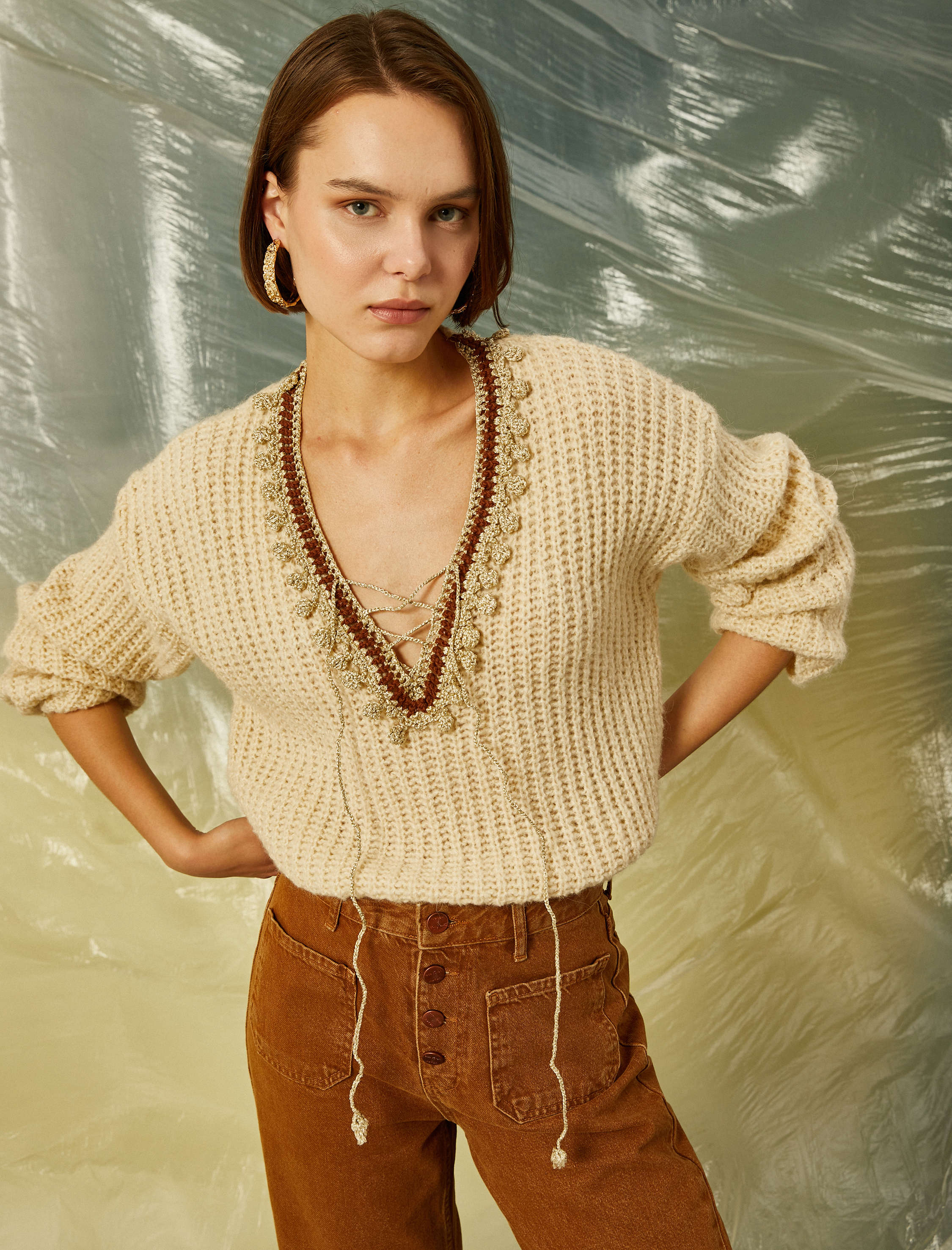   Yaka Detaylı Örgü Kazak