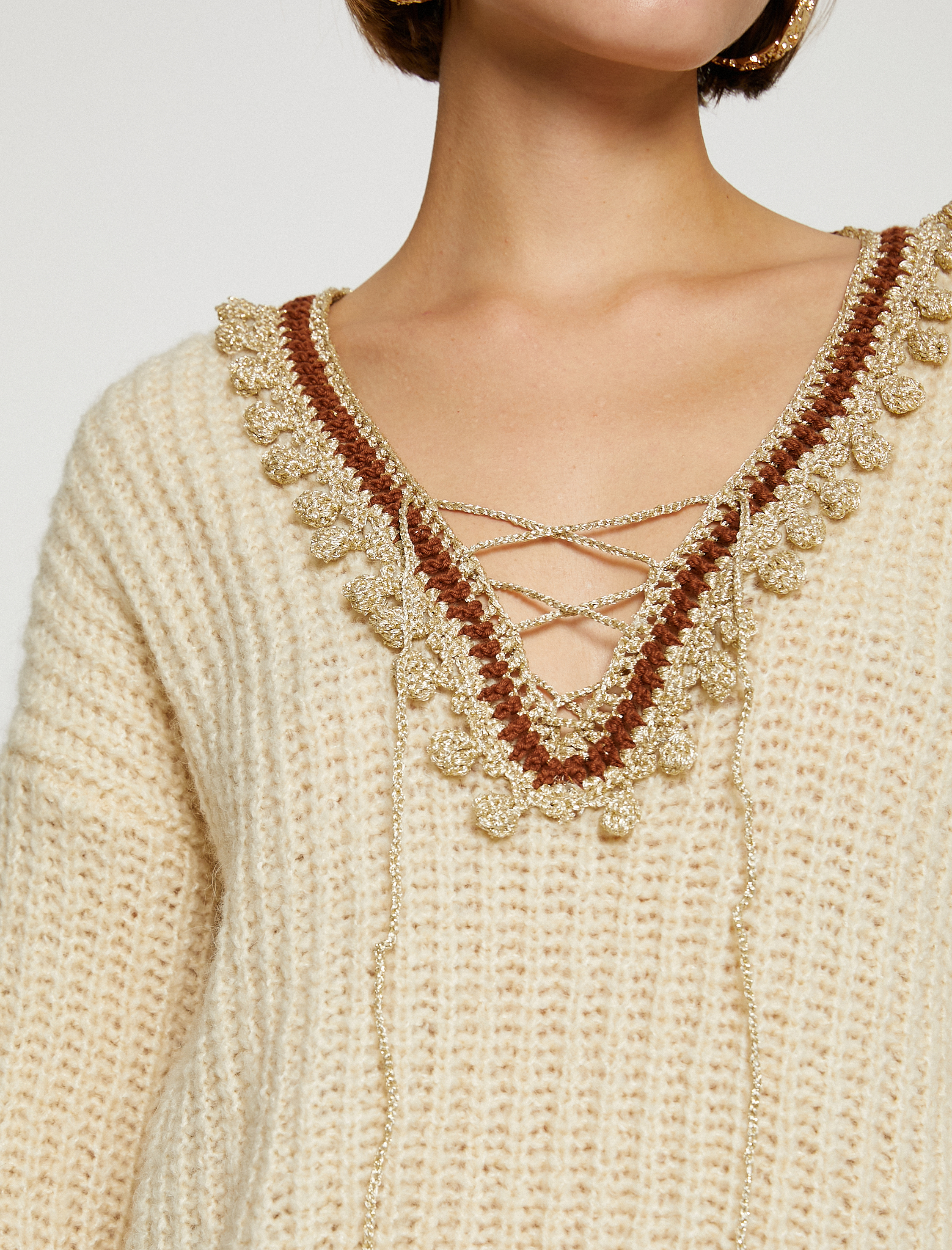   Yaka Detaylı Örgü Kazak