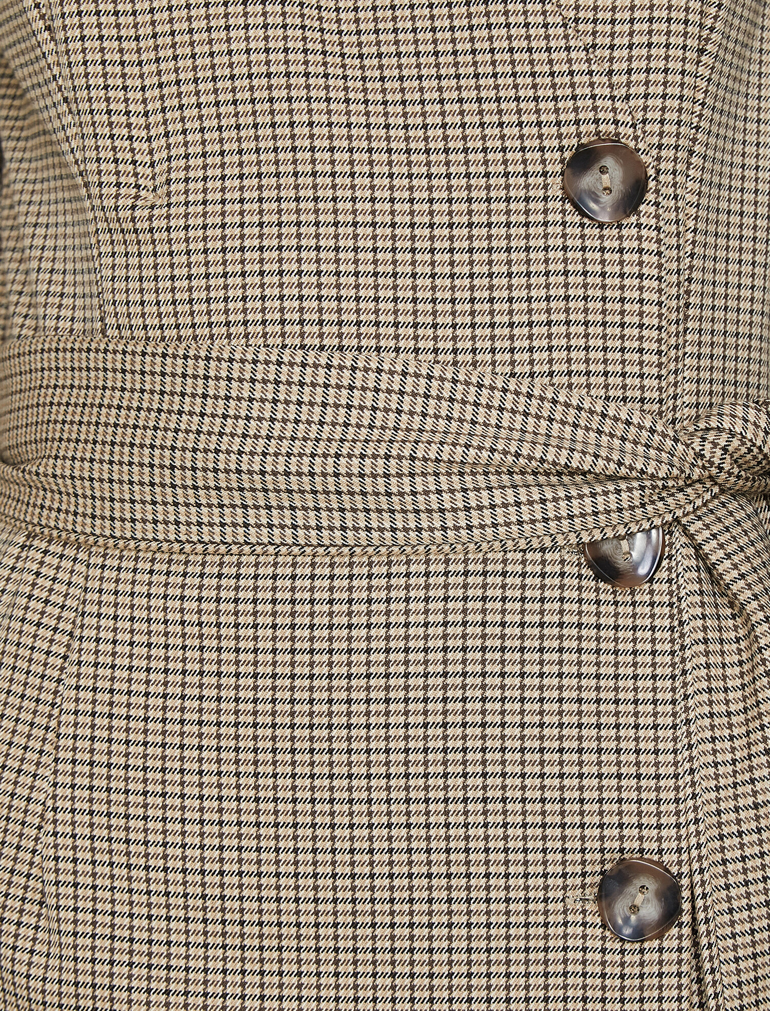   Düğme Detaylı Tişört