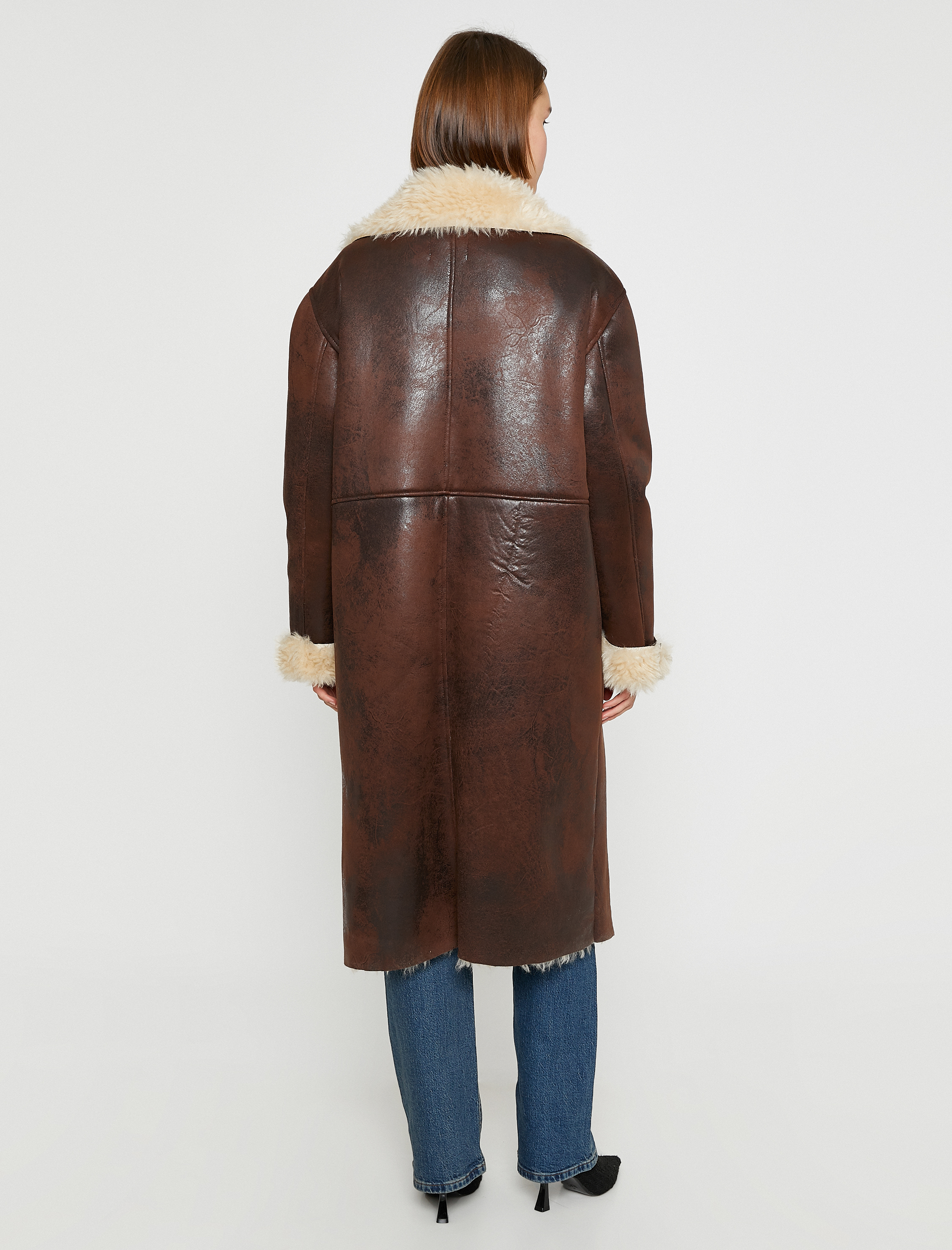   Deri Görünümlü Peluş Detaylı Kaban