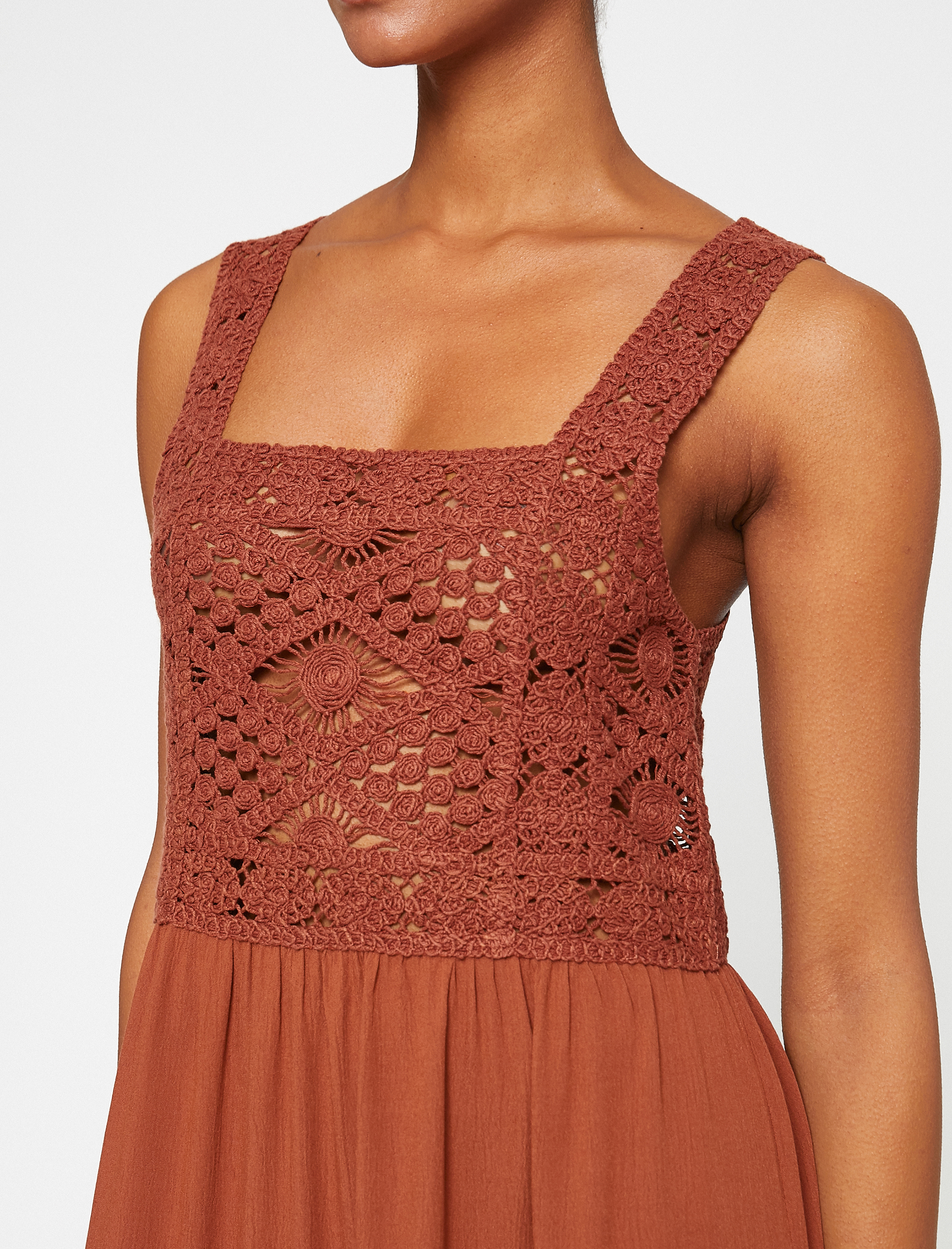   Uzun Elbise Kroşe Detaylı Askılı Kare Yaka