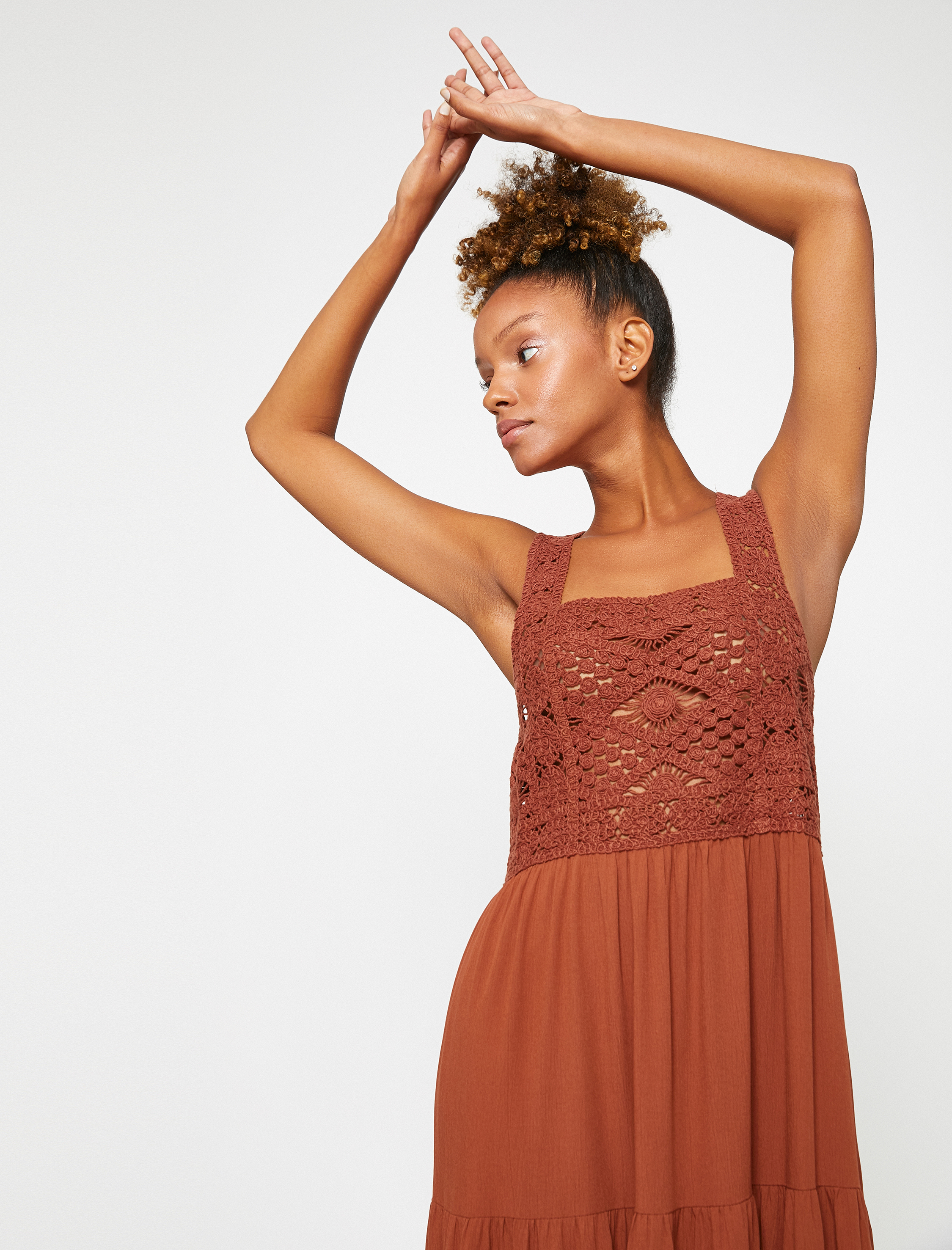   Uzun Elbise Kroşe Detaylı Askılı Kare Yaka