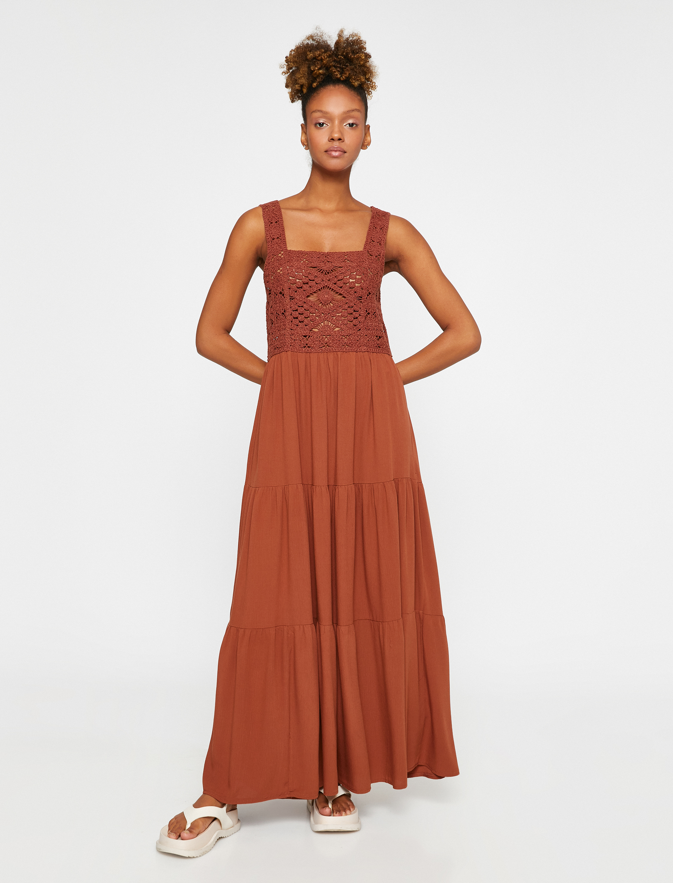   Uzun Elbise Kroşe Detaylı Askılı Kare Yaka