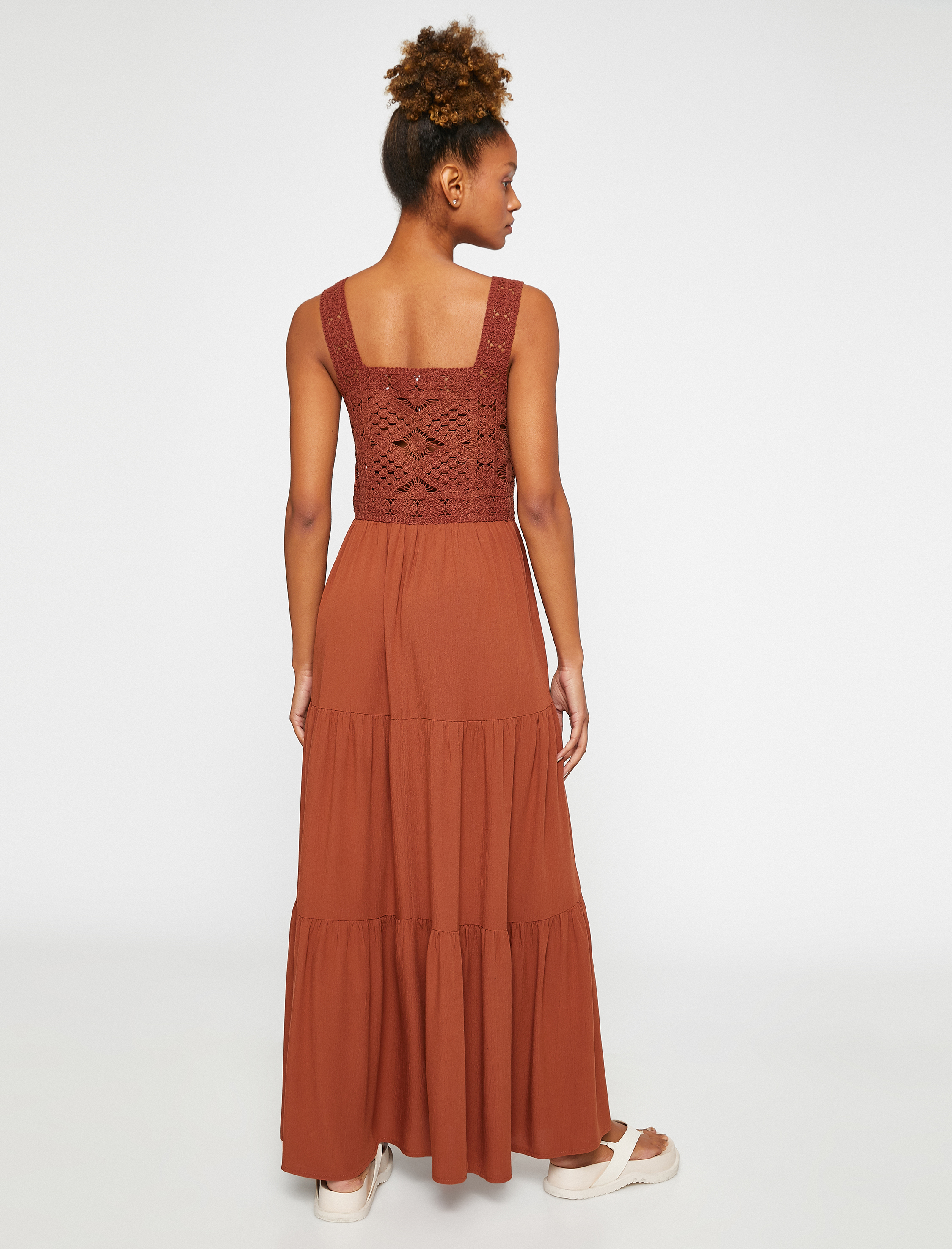   Uzun Elbise Kroşe Detaylı Askılı Kare Yaka