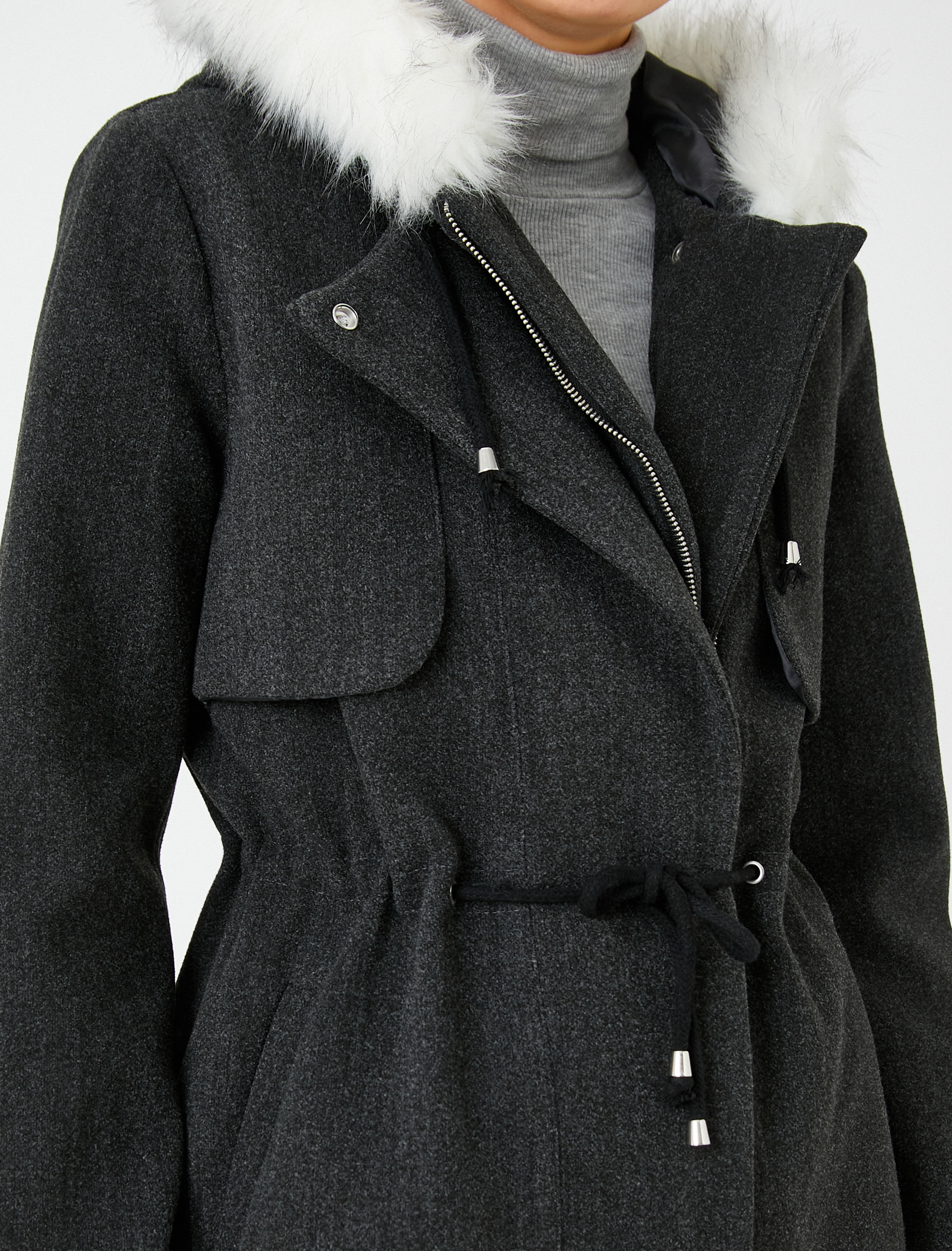   Peluş Detaylı Kaban Beli Bağlamalı