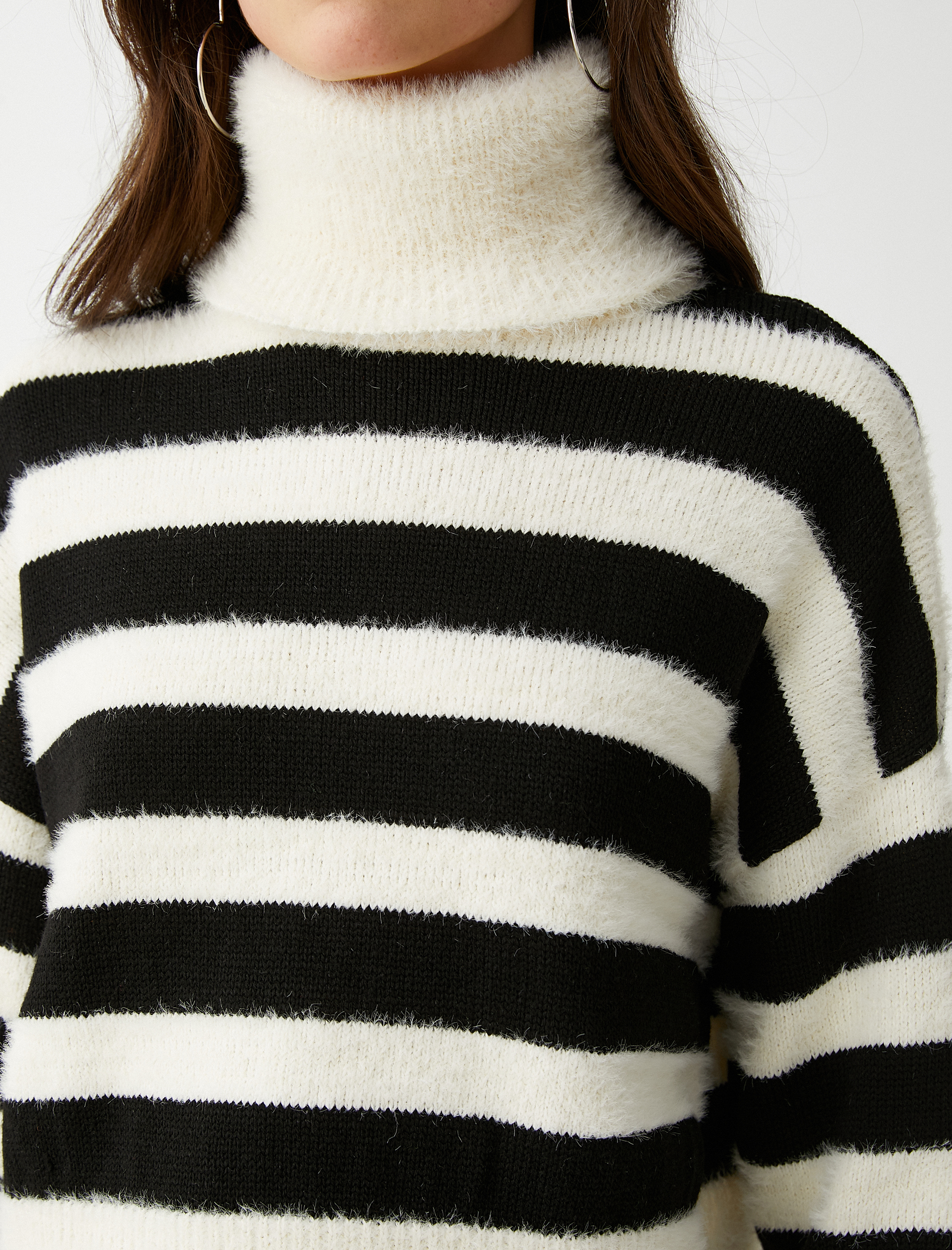   Yumuşak Dokulu Boğazlı Triko Kazak