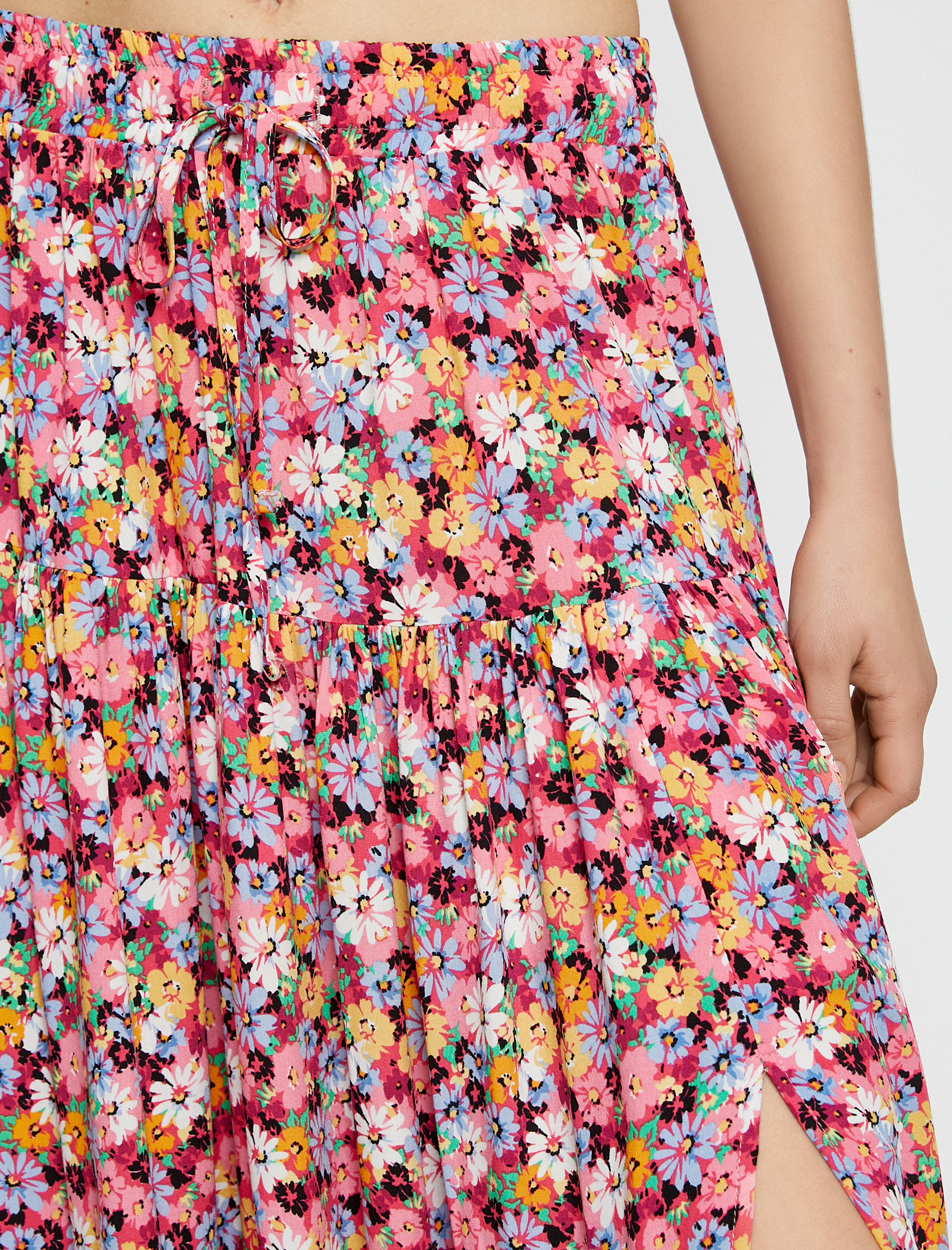   Çiçekli Katlı Uzun Etek Yırtmaçlı Beli Bağlamalı