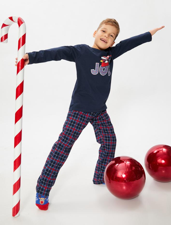  Yılbaşı Temalı Snoopy Baskılı Lisanslı Pijama Takımı