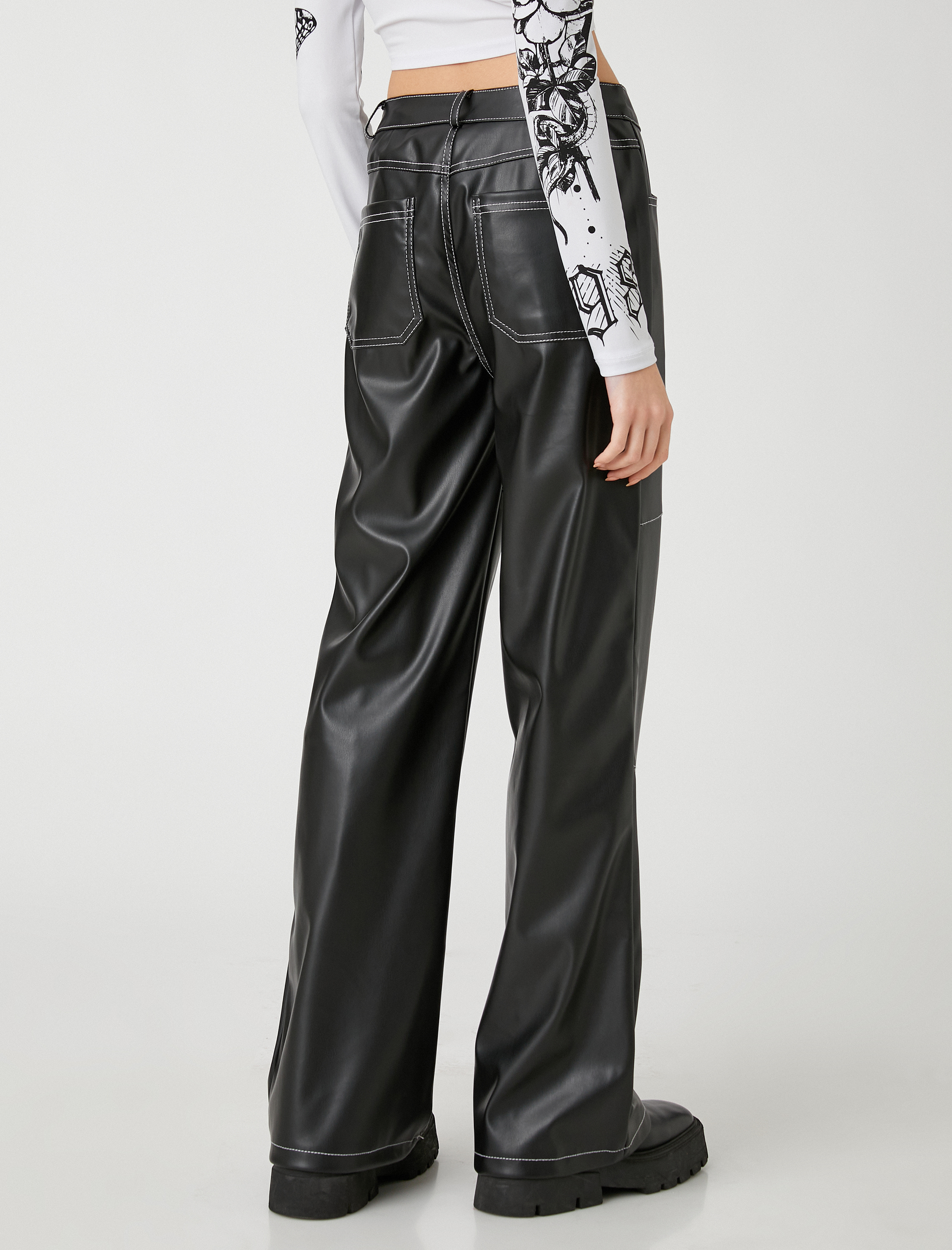   Deri Görünümlü Pantolon Geniş Paça Dikiş Detaylı Cepli