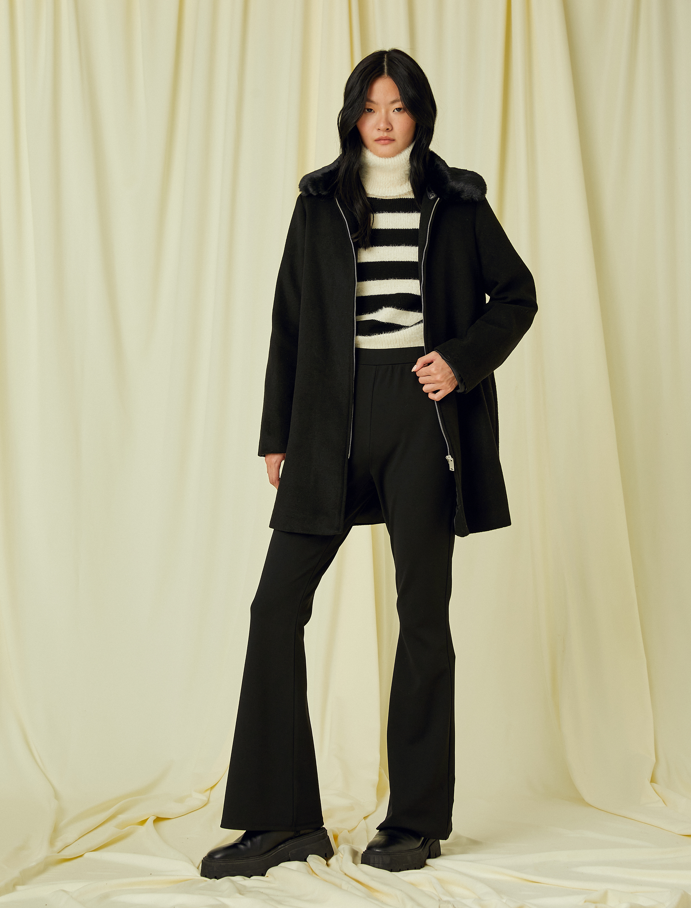   Fermuarlı Kaban Yakası Çıkarılabilir Peluş Detaylı