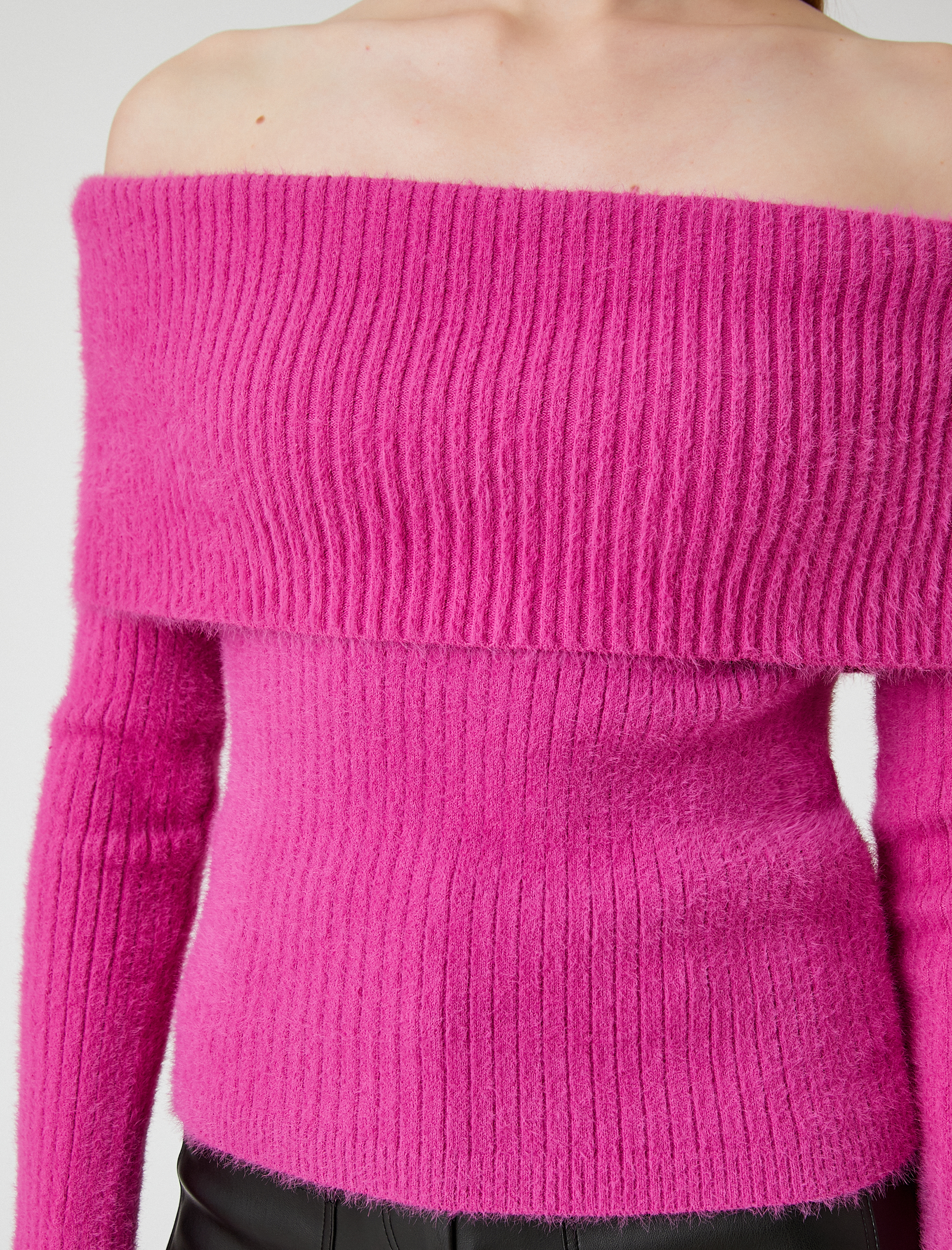   Omzu Açık Yumuşak Dokulu Triko Kazak