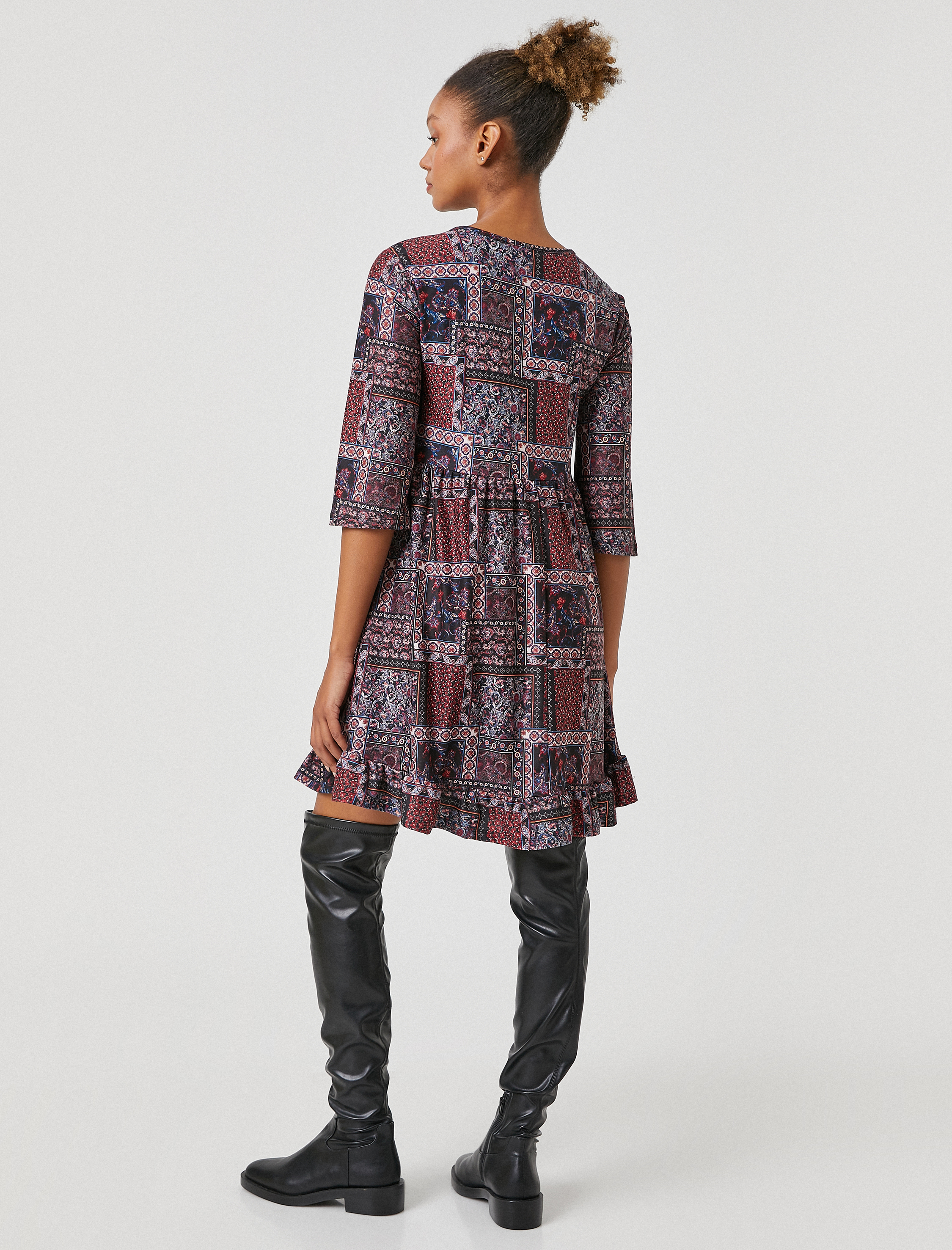   Etnik Desenli Elbise Yarım Kollu Volanlı V Yaka