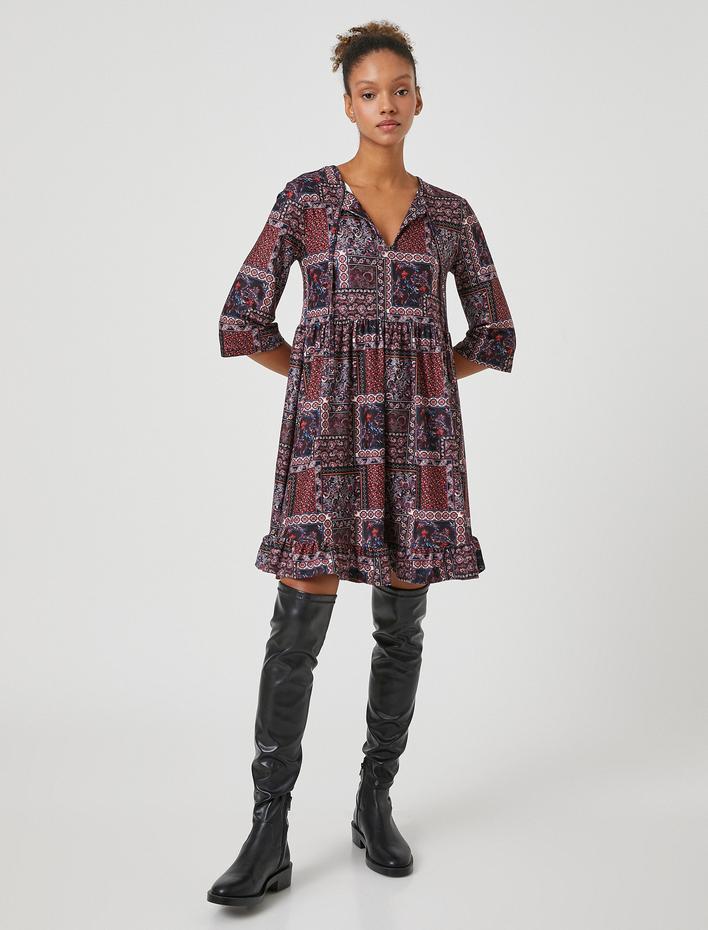  Etnik Desenli Elbise Yarım Kollu Volanlı V Yaka