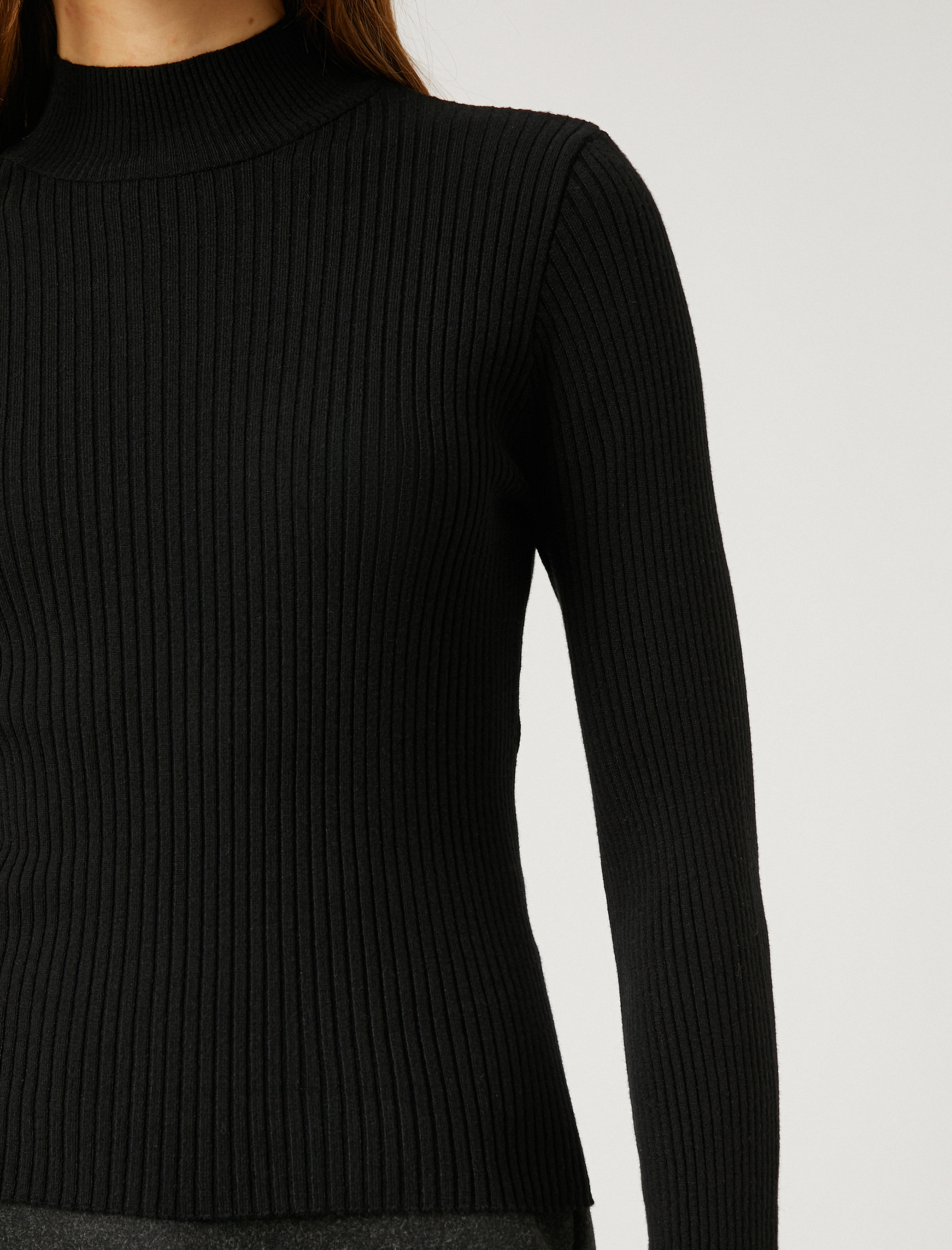   Melis Ağazat X Koton - Kolları Tüy Detaylı Yarım Balıkçı Yaka Kazak