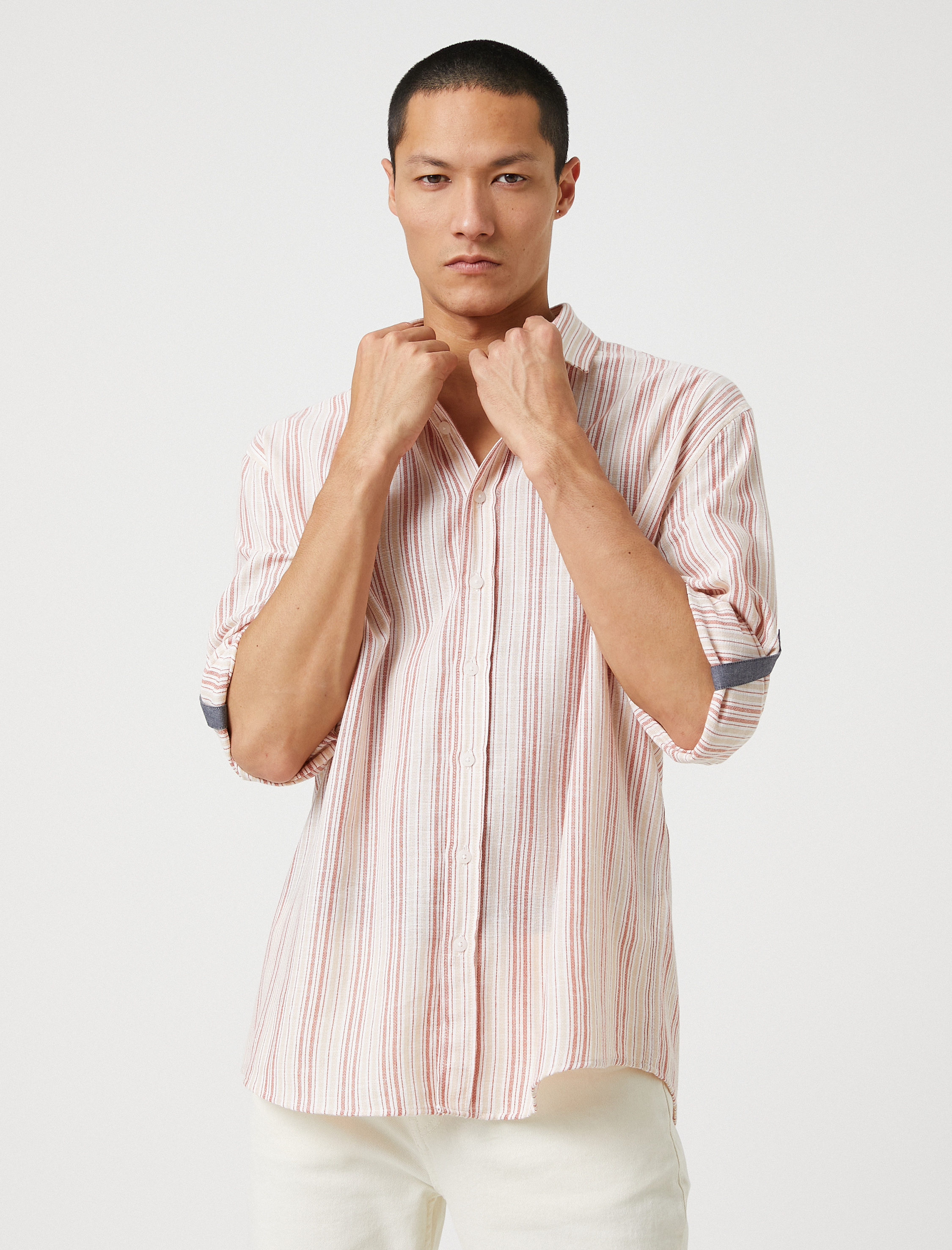 Koton Dokuma Gömlek Klasik Yaka Düğmeli Kıvrılabilir Kol Detaylı. 2
