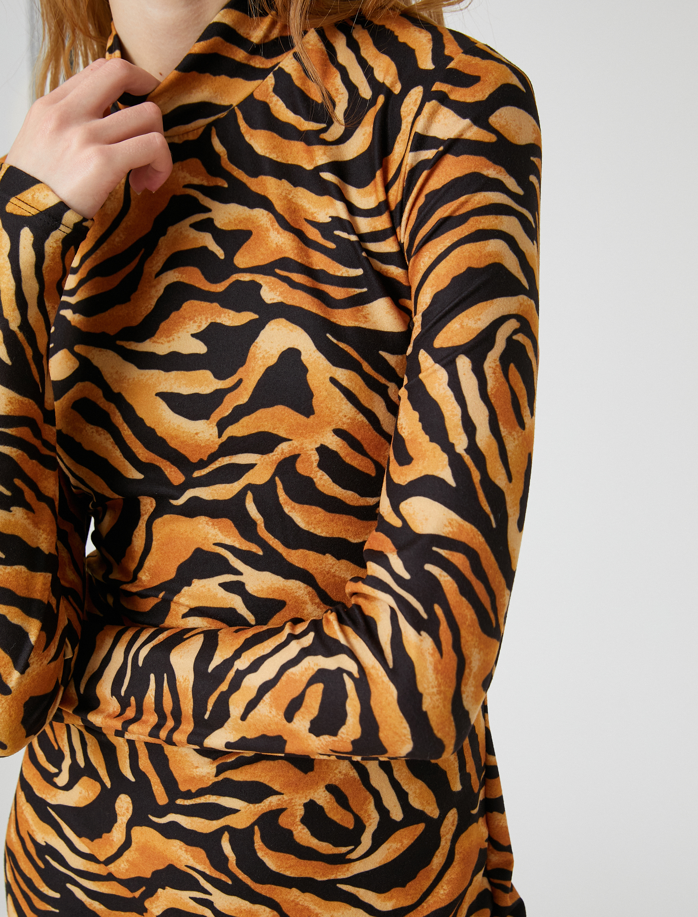   Mini Kışlık Kalem Elbise Leopar Desenli Dik Yaka Uzun Kollu