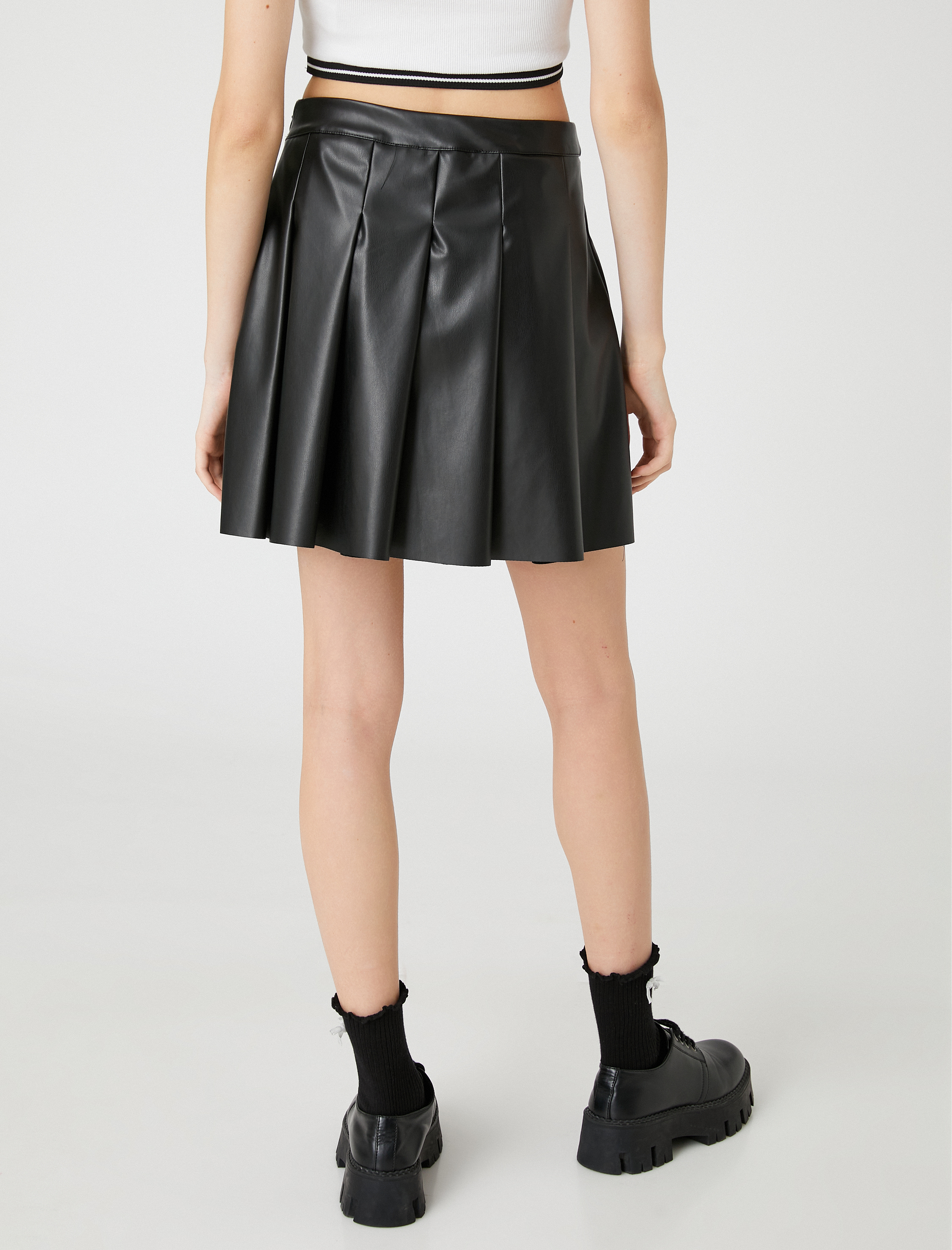   Pileli Mini Etek Deri Görünümlü Fermuar Kapama