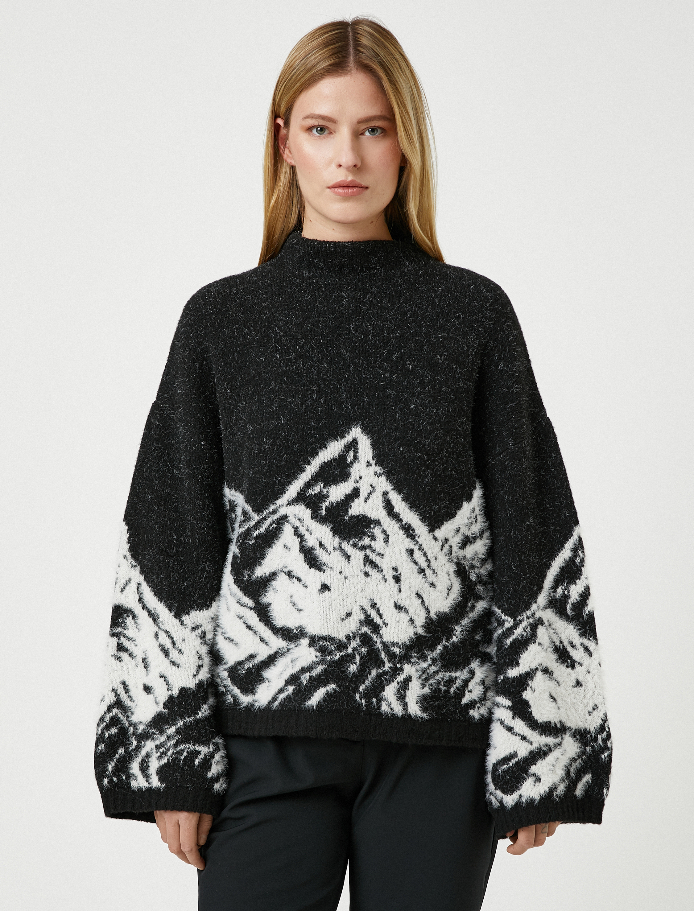   Koton X Şahika Ercümen - Dağ Desenli Dik Yaka Örgü Kazak